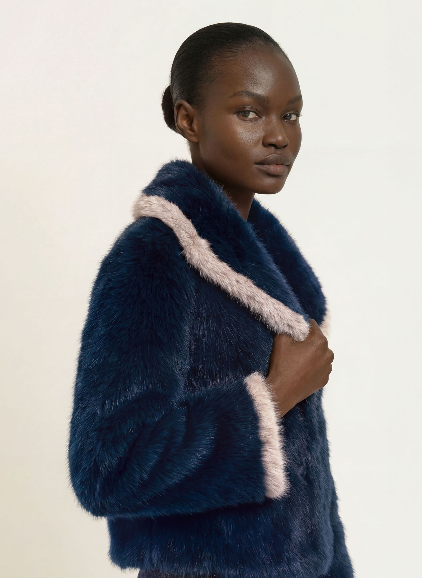 MARC CAIN Jas van imitatiebont: 393 pageant blue