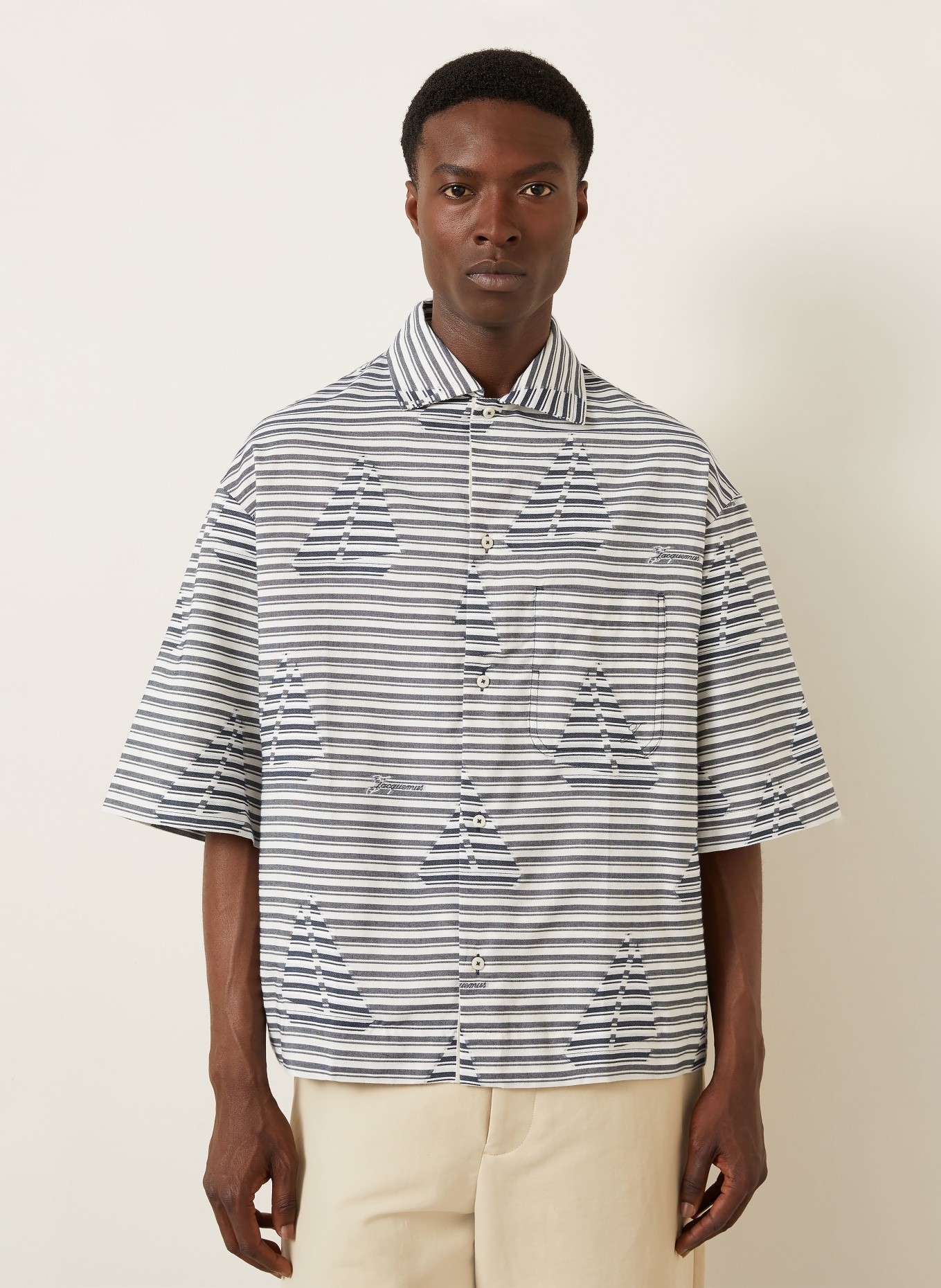 JACQUEMUS Košile s krátkým rukávem LA CHEMISE PLAGE Comfort Fit: BÍLÁ / TMAVĚ MODRÁ