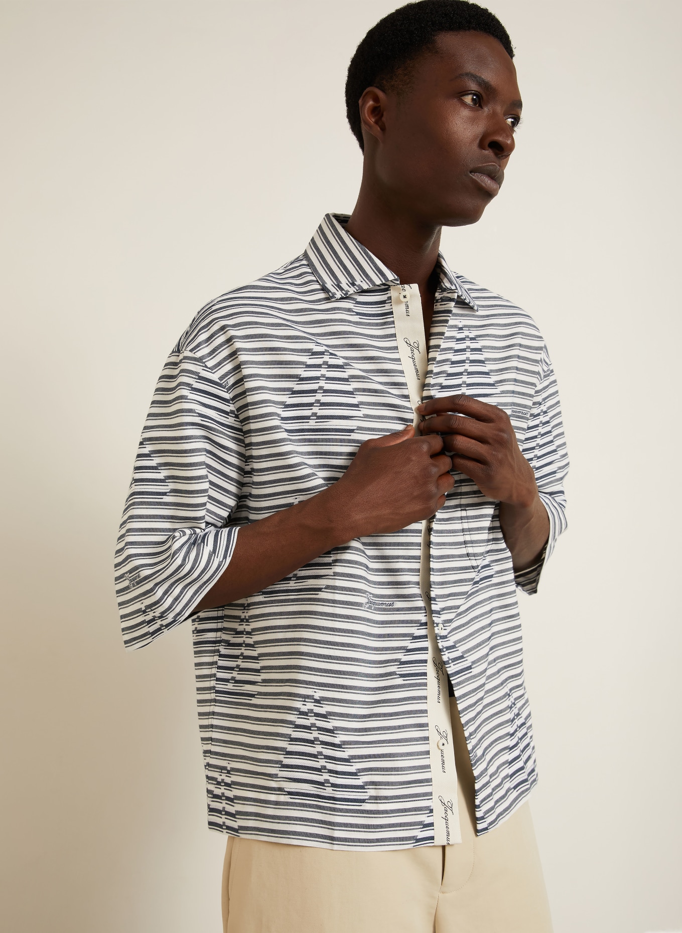 JACQUEMUS Košile s krátkým rukávem LA CHEMISE PLAGE Comfort Fit: BÍLÁ / TMAVĚ MODRÁ