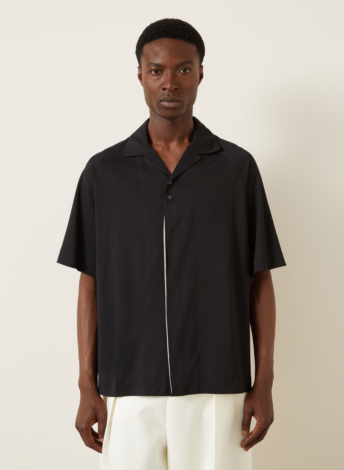 JACQUEMUS Letní košile LA CHEMISE Džíny ATELIER Comfort Fit: ČERNÁ