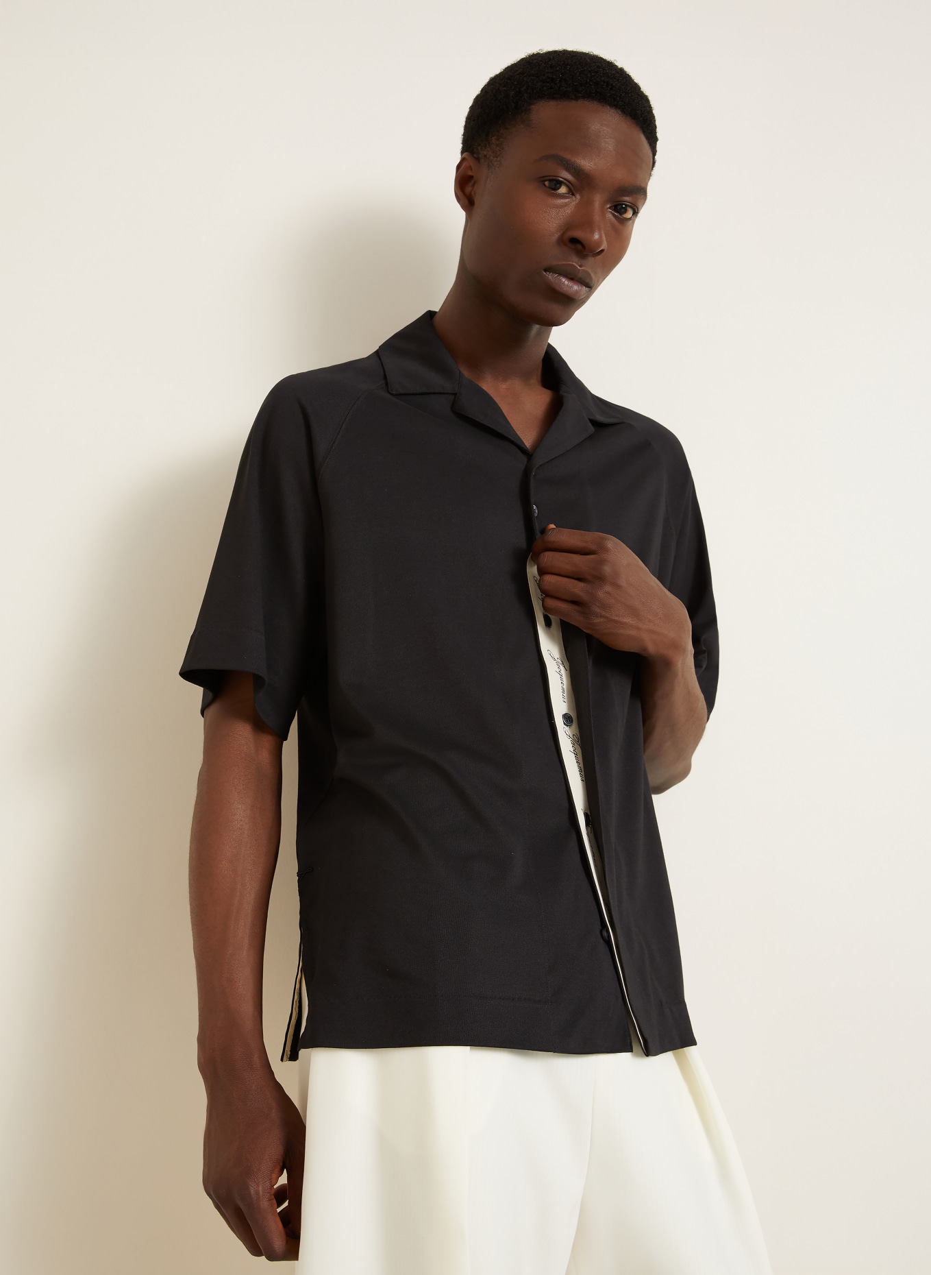 JACQUEMUS Letní košile LA CHEMISE Džíny ATELIER Comfort Fit: ČERNÁ