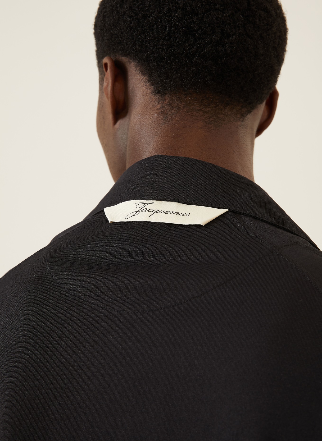 JACQUEMUS Letní košile LA CHEMISE Džíny ATELIER Comfort Fit: ČERNÁ