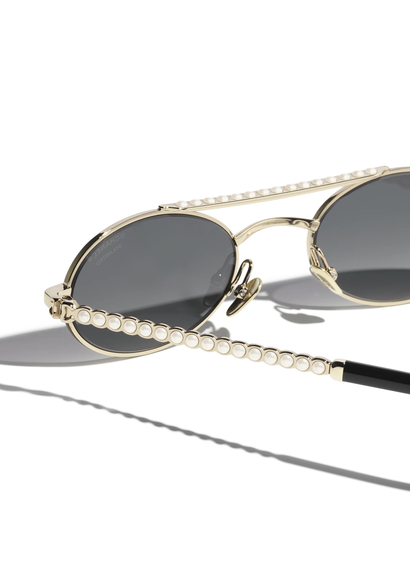 CHANEL Ovale Sonnenbrille: GOLD/ DUNKELGRAU POLARISIERT