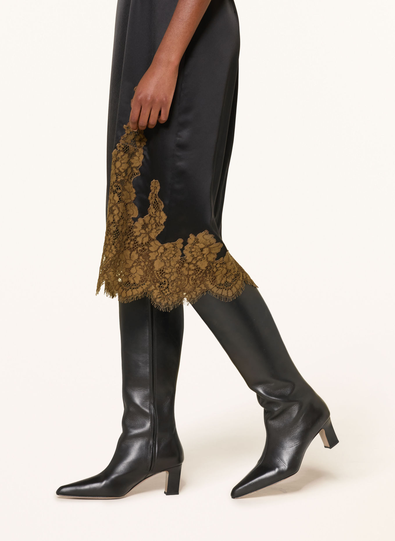 DOROTHEE SCHUMACHER Satinkleid SHINY STATEMENT mit Spitze: SCHWARZ / COGNAC