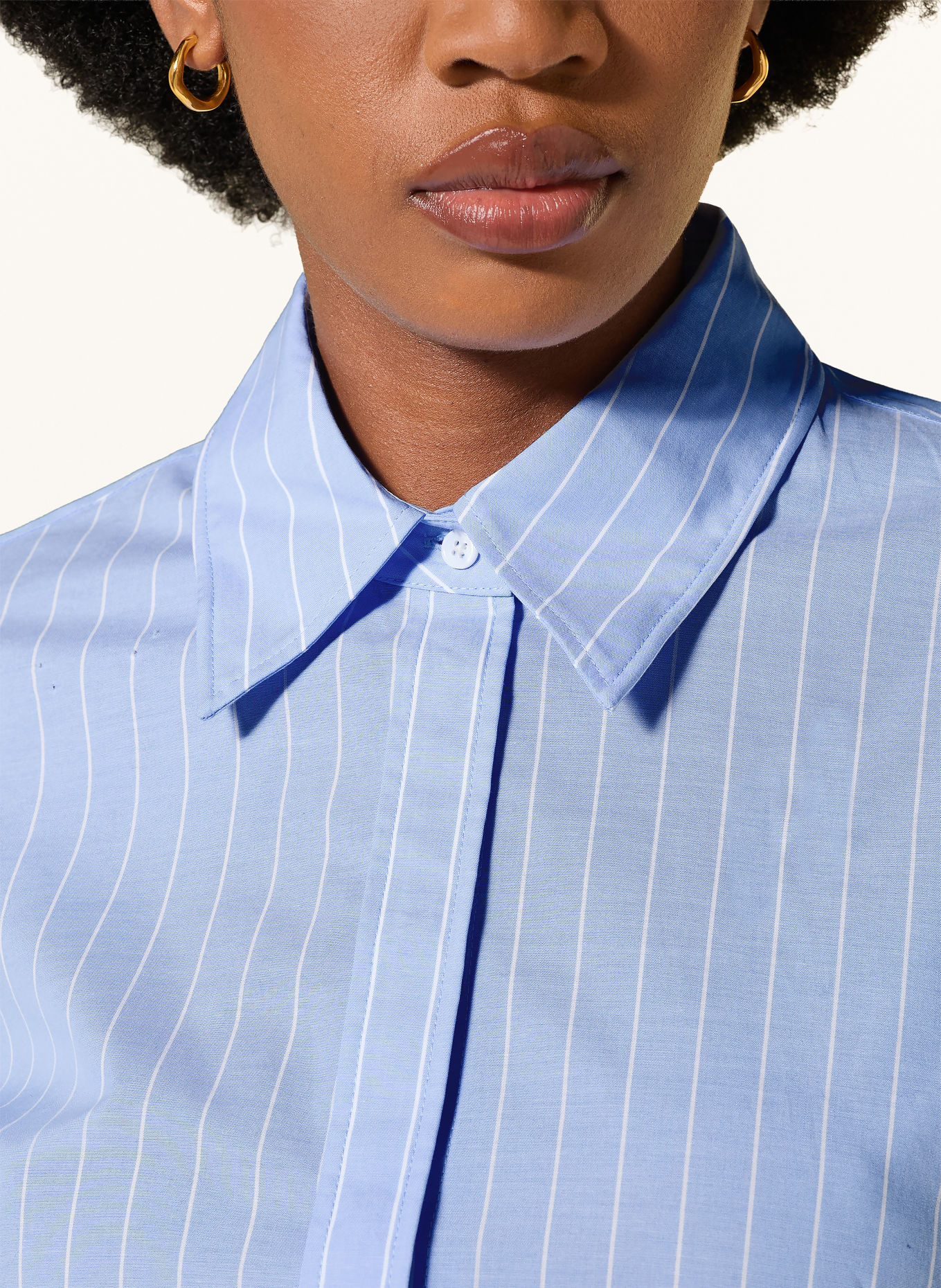 DOROTHEE SCHUMACHER Hemdbluse STRIPED POWER mit abnehmbarer Applikation: HELLBLAU / WEISS