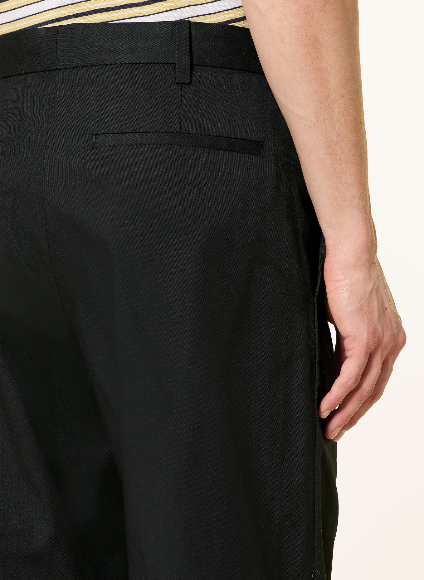 COS Chino Regular Fit: SCHWARZ