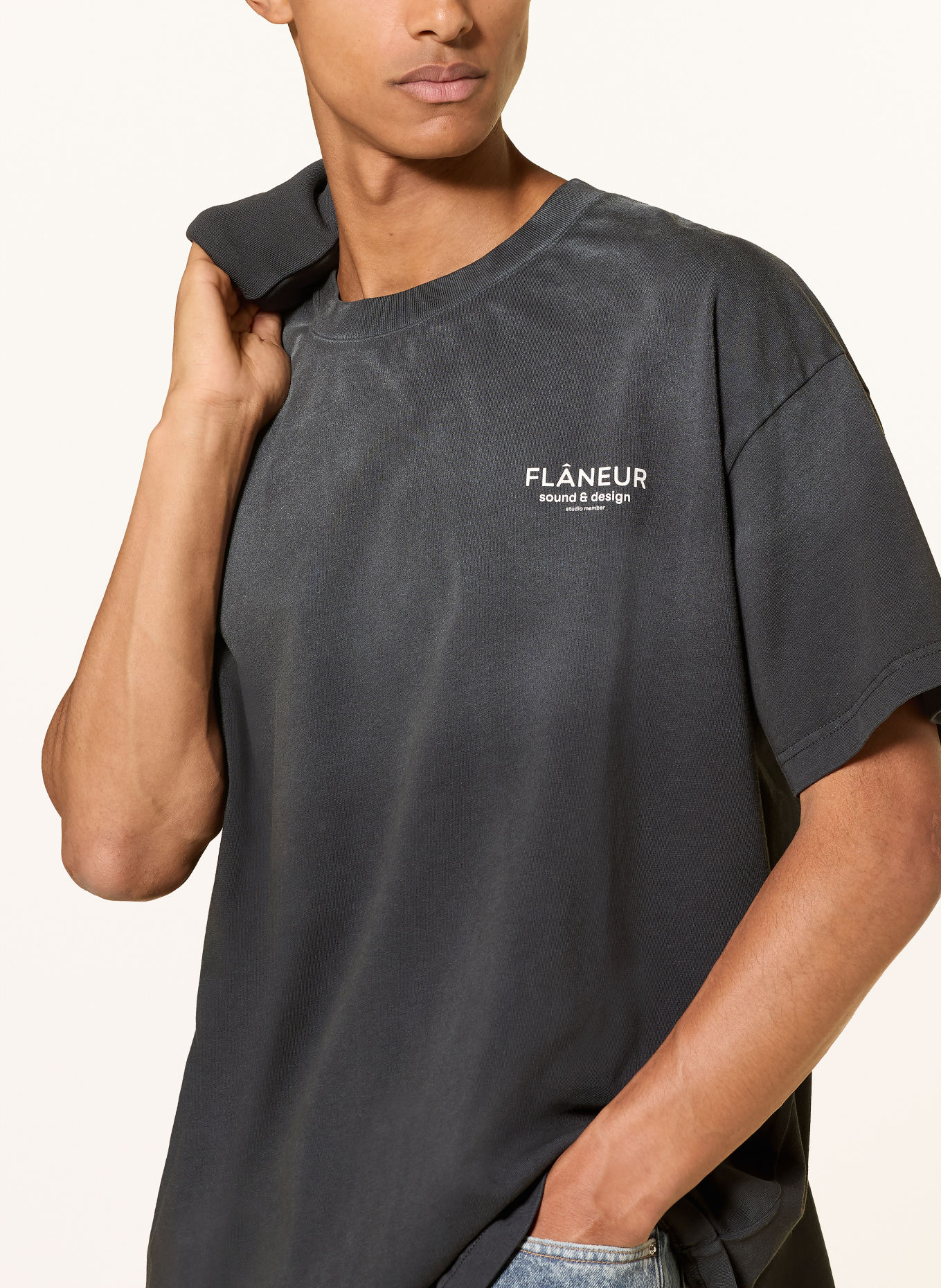 FLÂNEUR T-shirt: MÖRKGRÅ / GRÄDDE