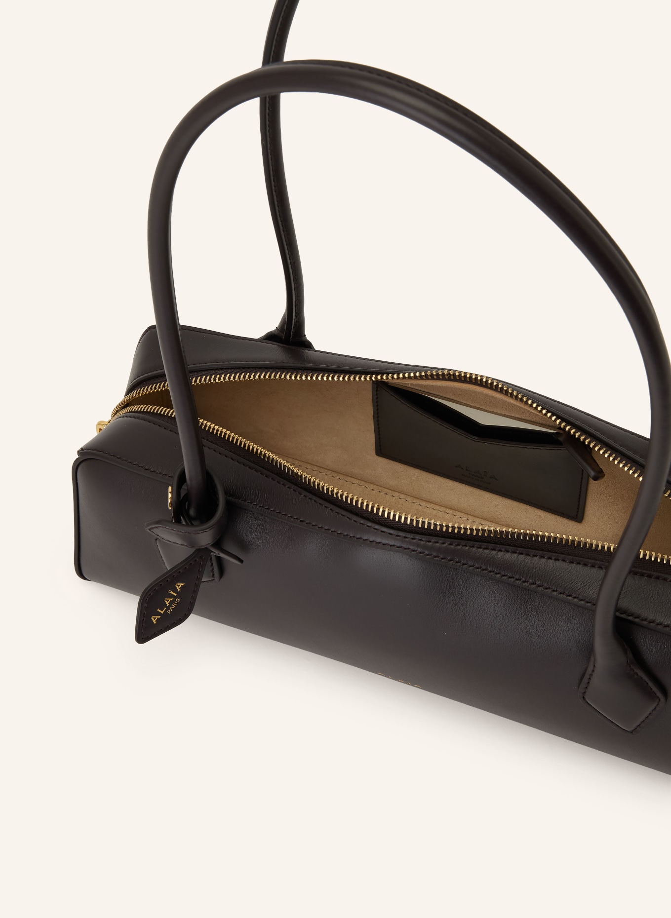 ALAÏA Schultertasche LE TECKEL MEDIUM: DUNKELBRAUN / GOLD