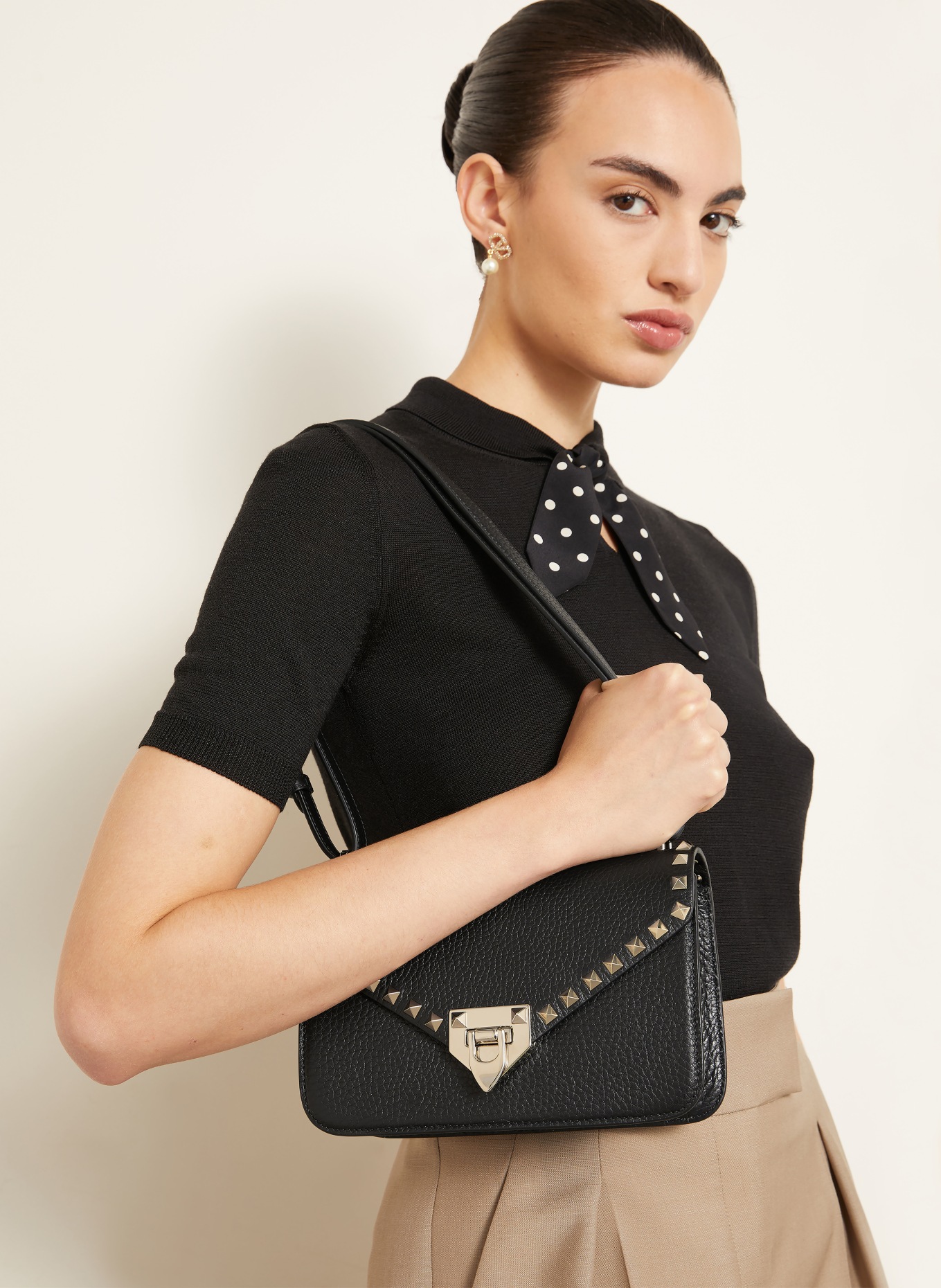 VALENTINO GARAVANI Schoudertas ROCKSTUD SMALL: ZWART / GOUD