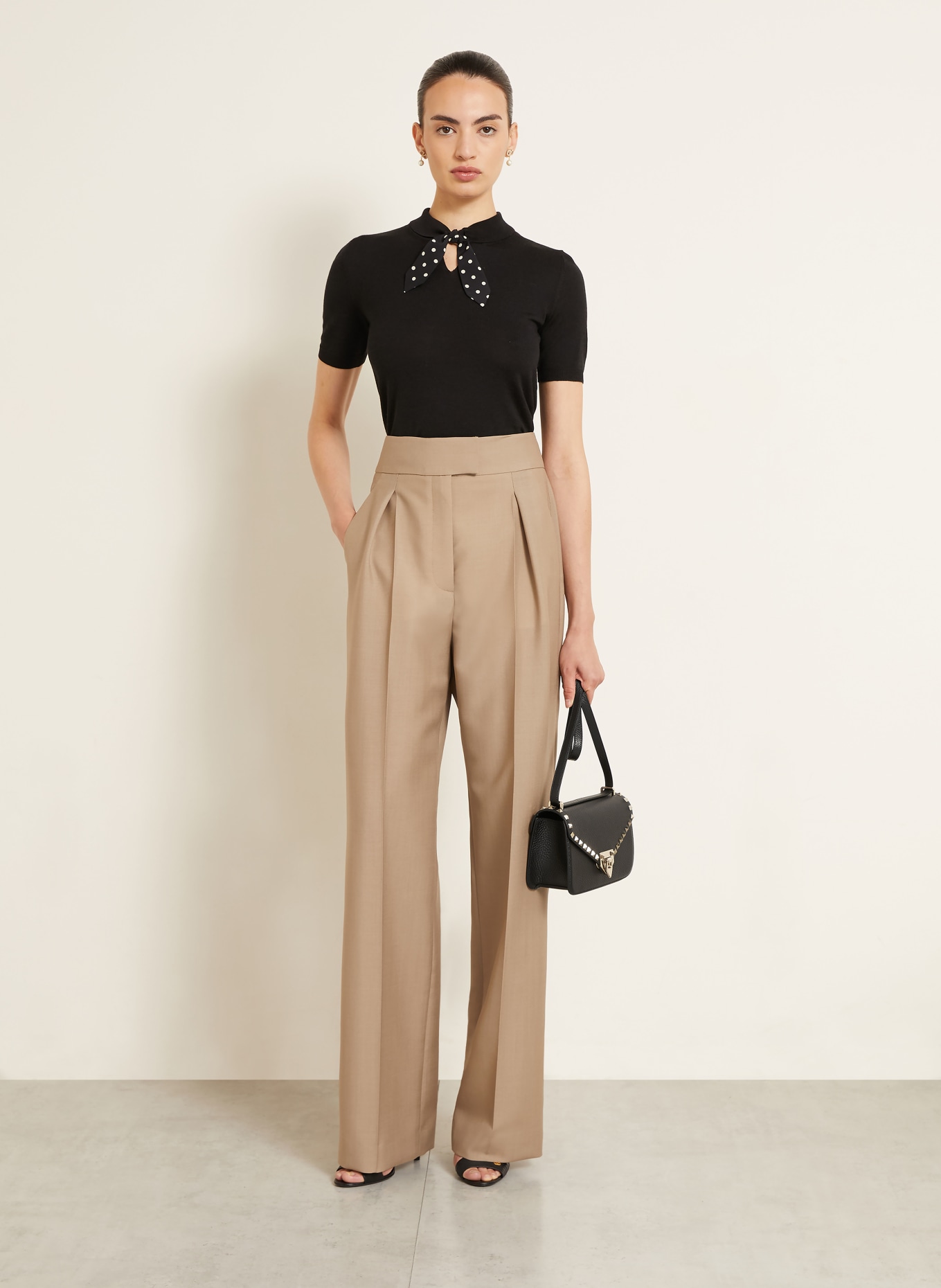 VALENTINO GARAVANI Schoudertas ROCKSTUD SMALL: ZWART / GOUD
