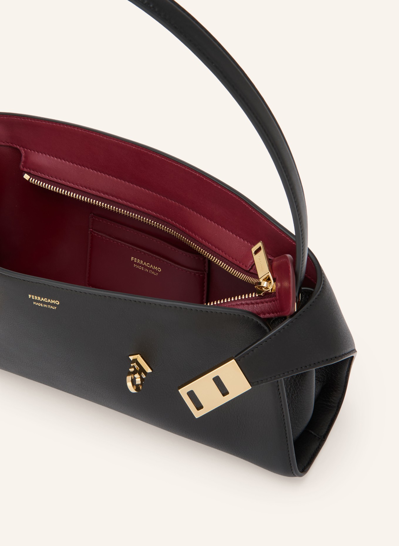 FERRAGAMO Schultertasche HUG EAST WEST: SCHWARZ / GOLD