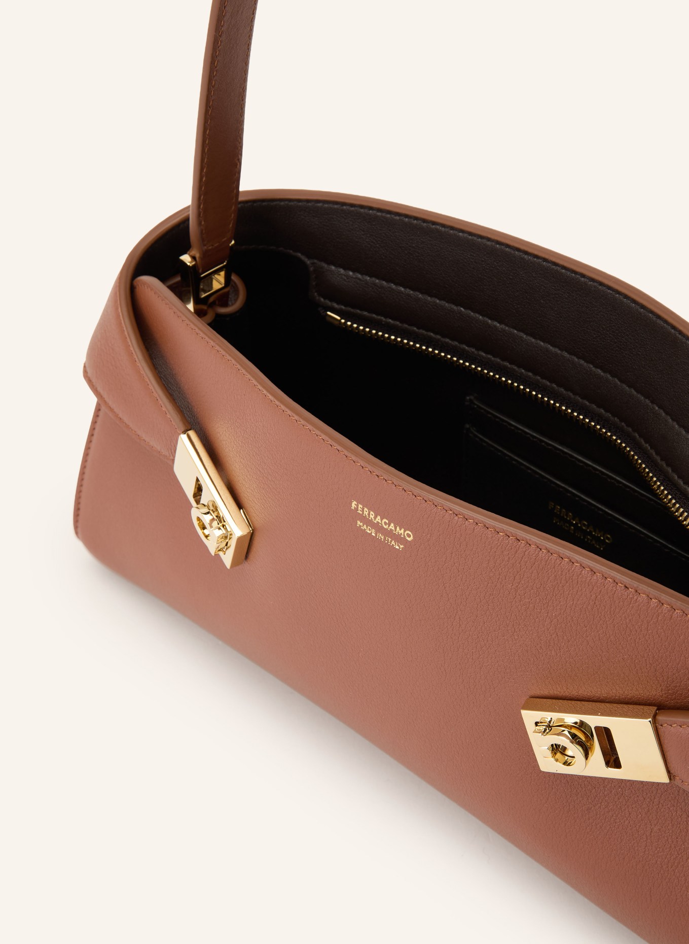 FERRAGAMO Schultertasche HUG EAST WEST: BRAUN / GOLD