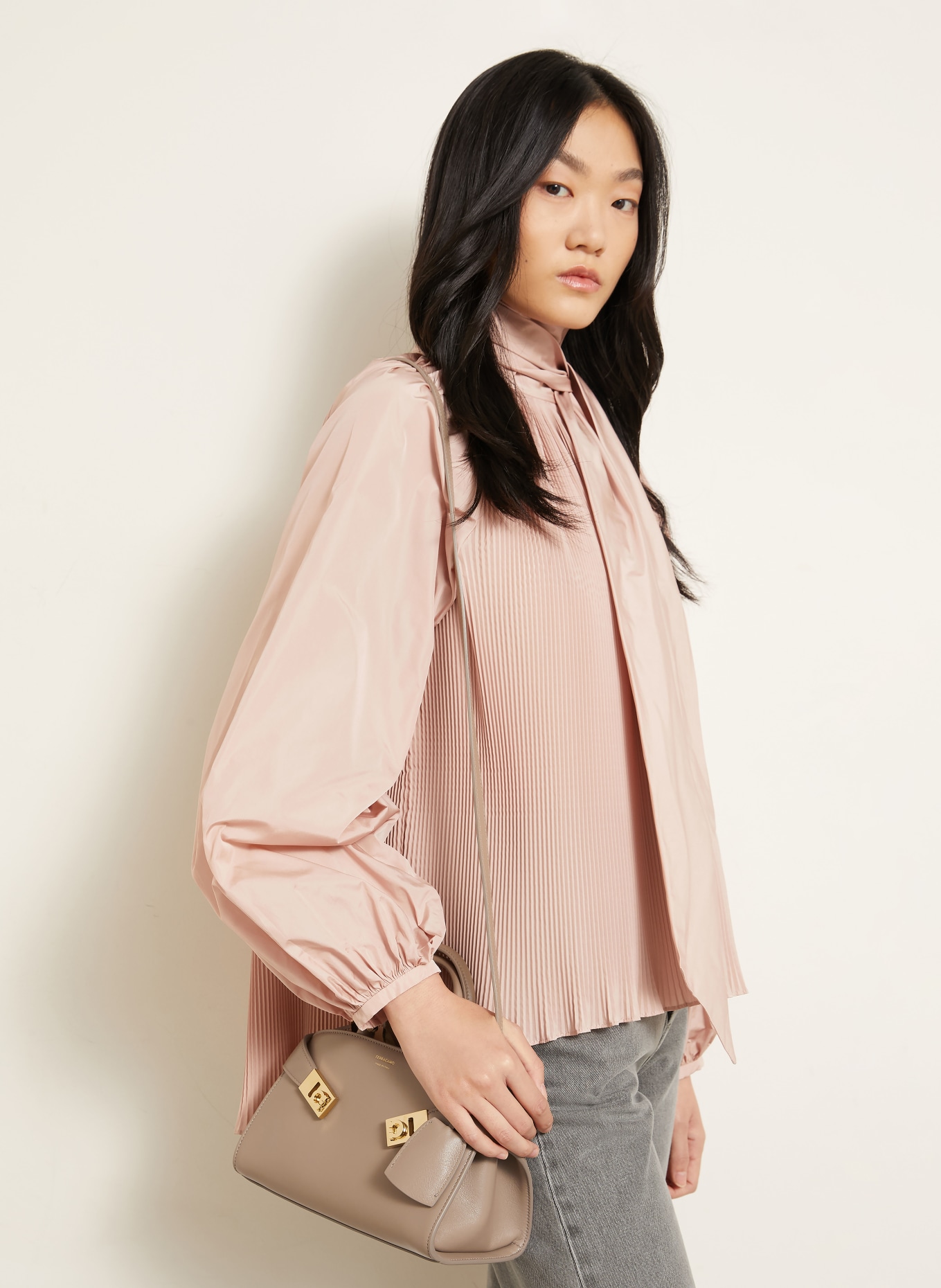 FERRAGAMO Geantă de umăr HUG MINI: TAUPE