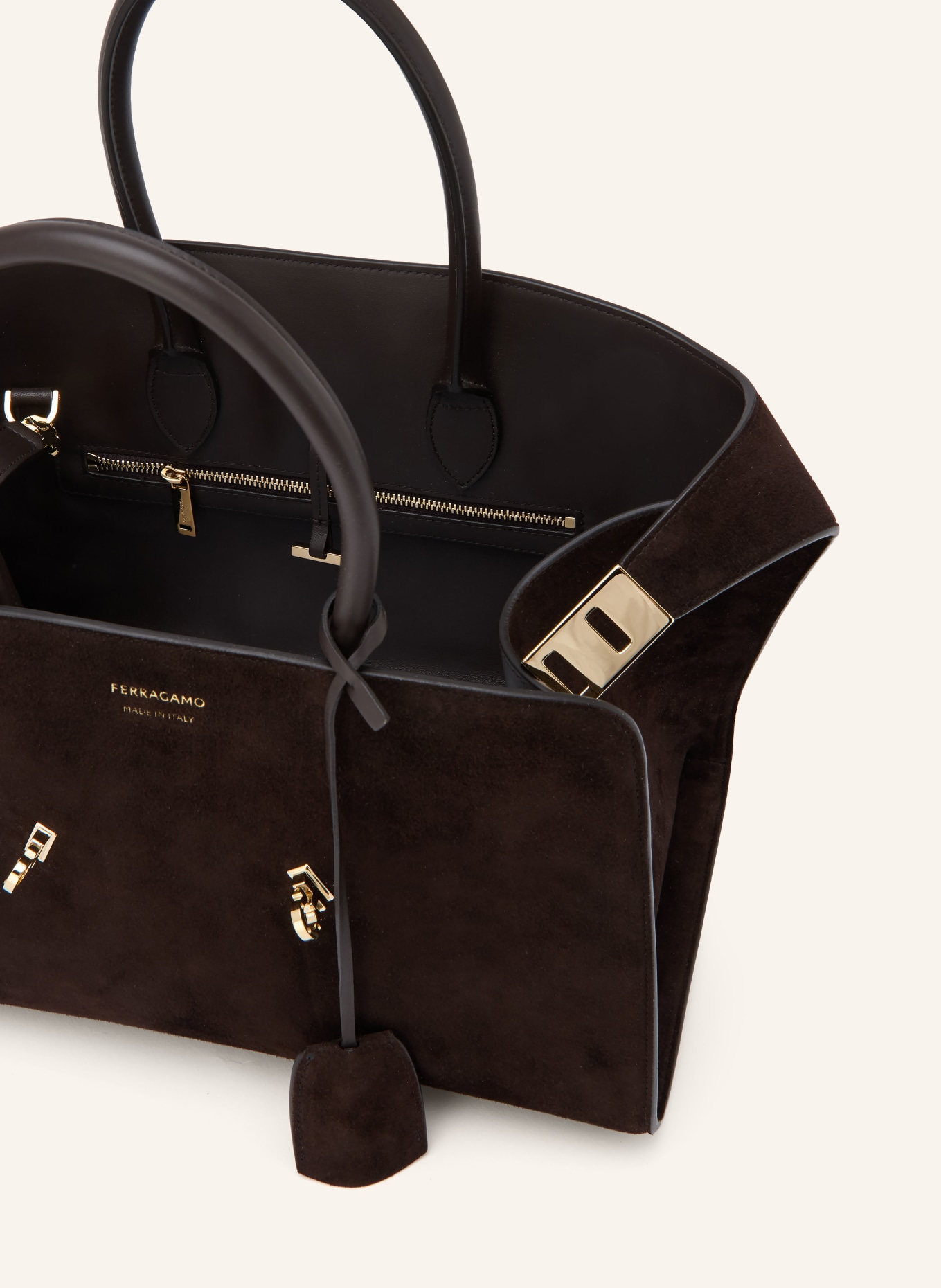 FERRAGAMO Schultertasche HUG: DUNKELBRAUN / GOLD