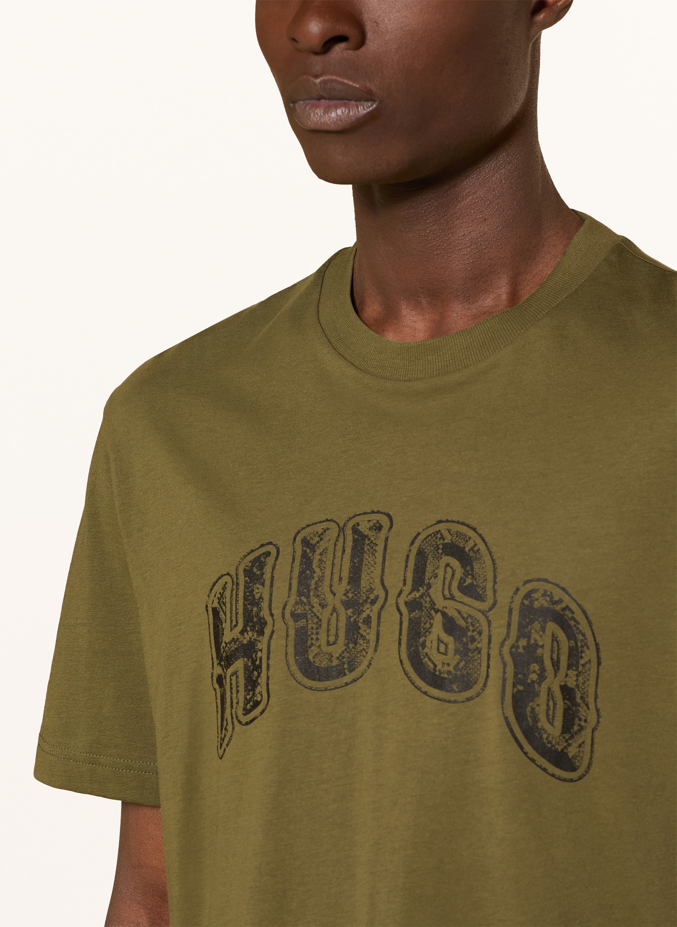 HUGO T-Shirt NERPIENT: OLIV / SCHWARZ