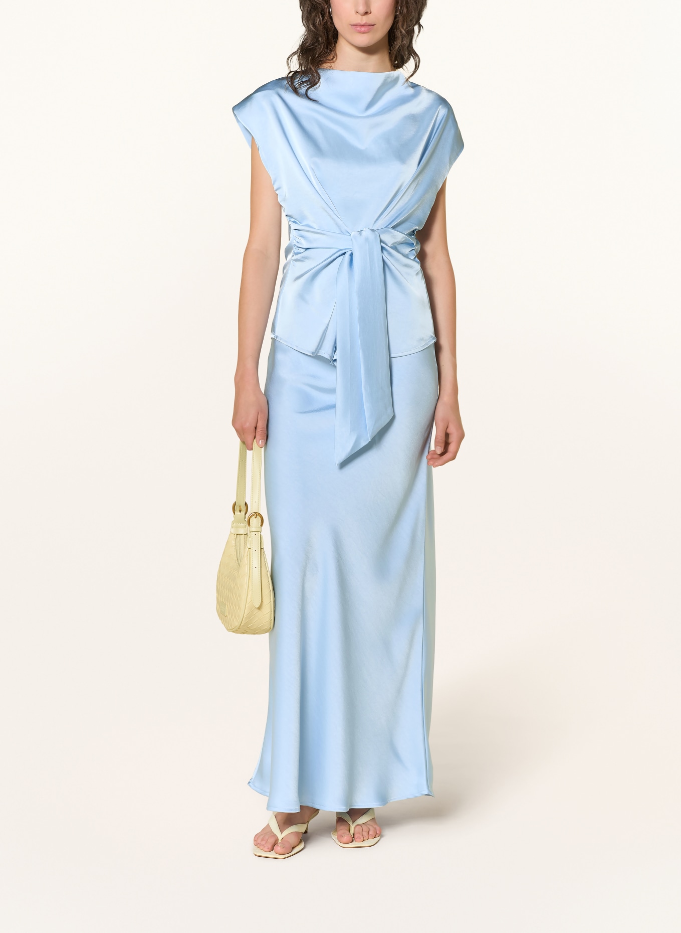 NEO NOIR Blouse sans manches KATARIM en satin: BLEU CLAIR
