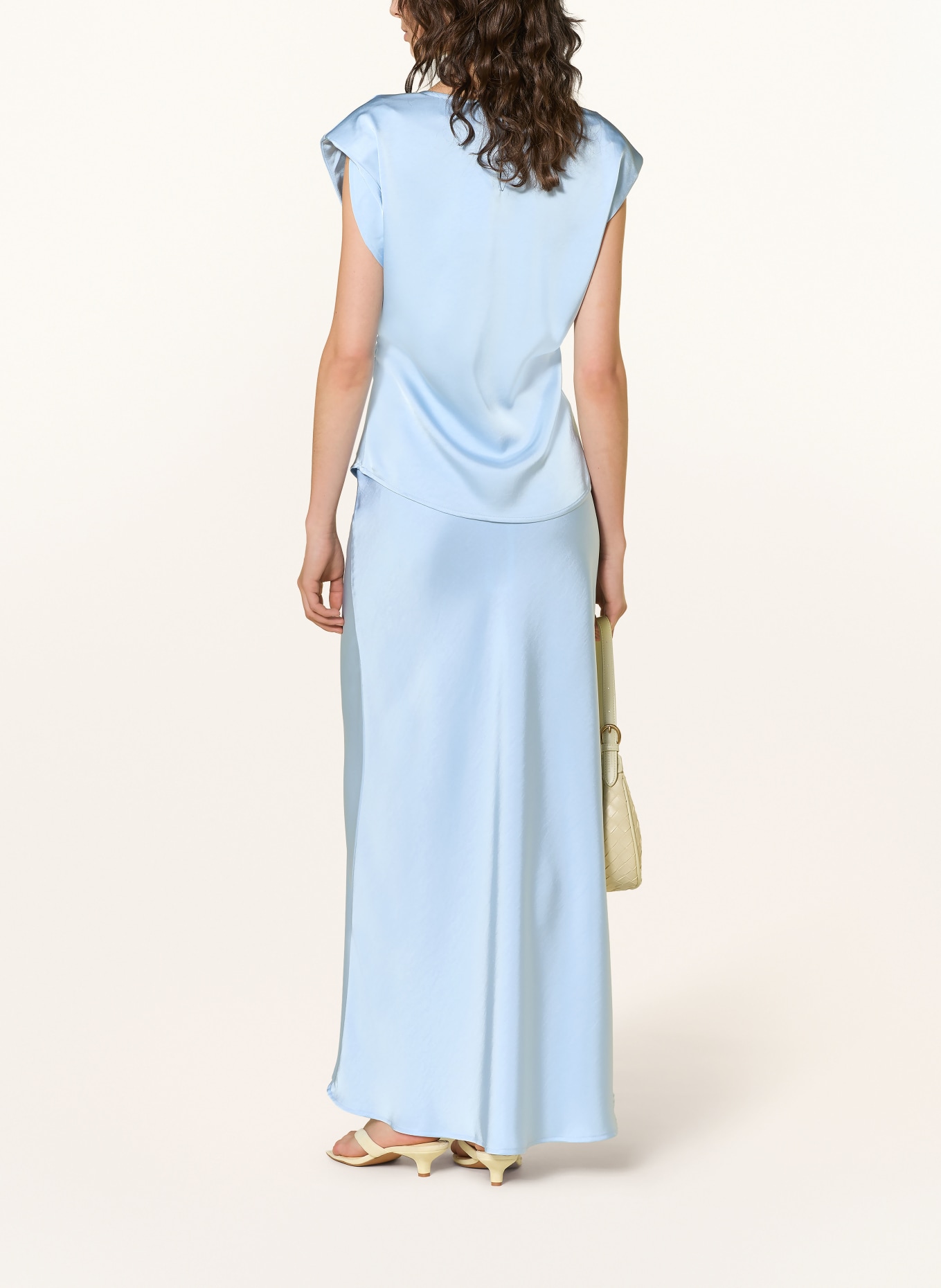 NEO NOIR Blouse sans manches KATARIM en satin: BLEU CLAIR