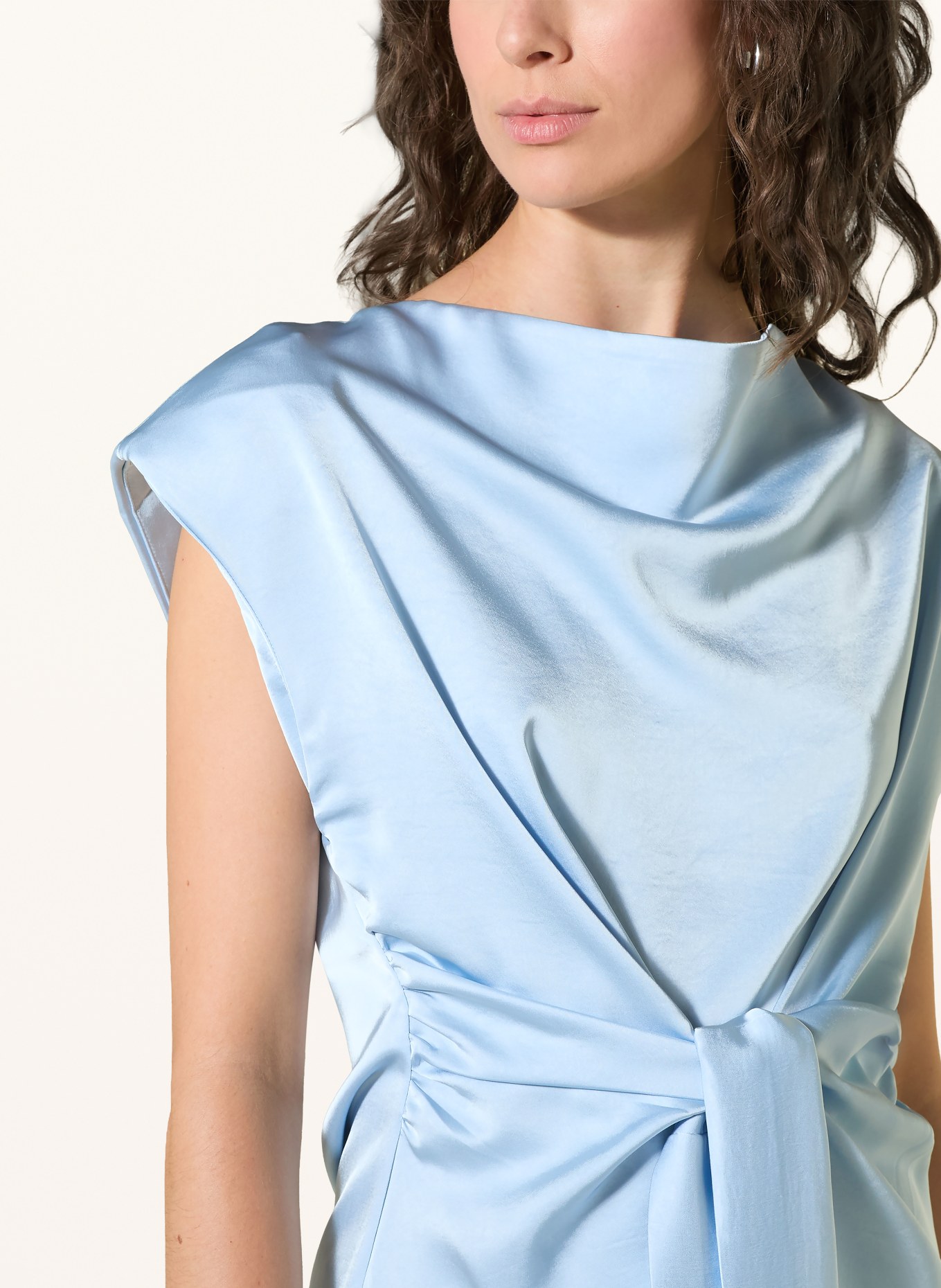 NEO NOIR Blouse sans manches KATARIM en satin: BLEU CLAIR