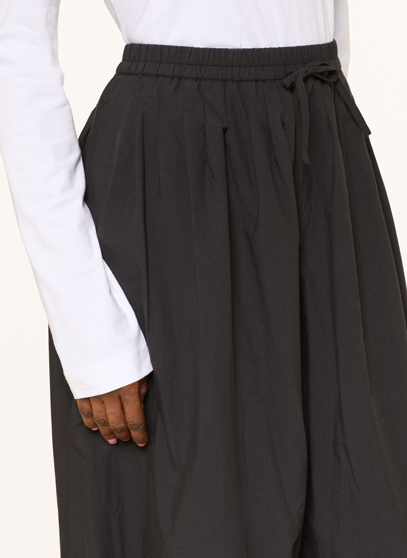 ARKET 7/8-length trousers: BLACK