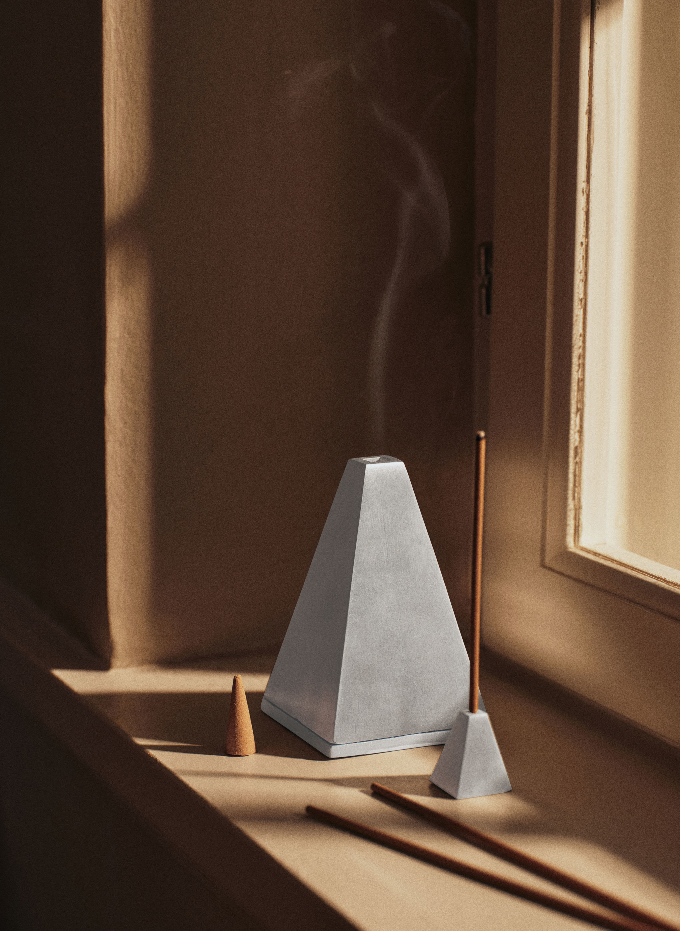 Ferm LIVING Räucherkegel-Halter PYRA: GRAU