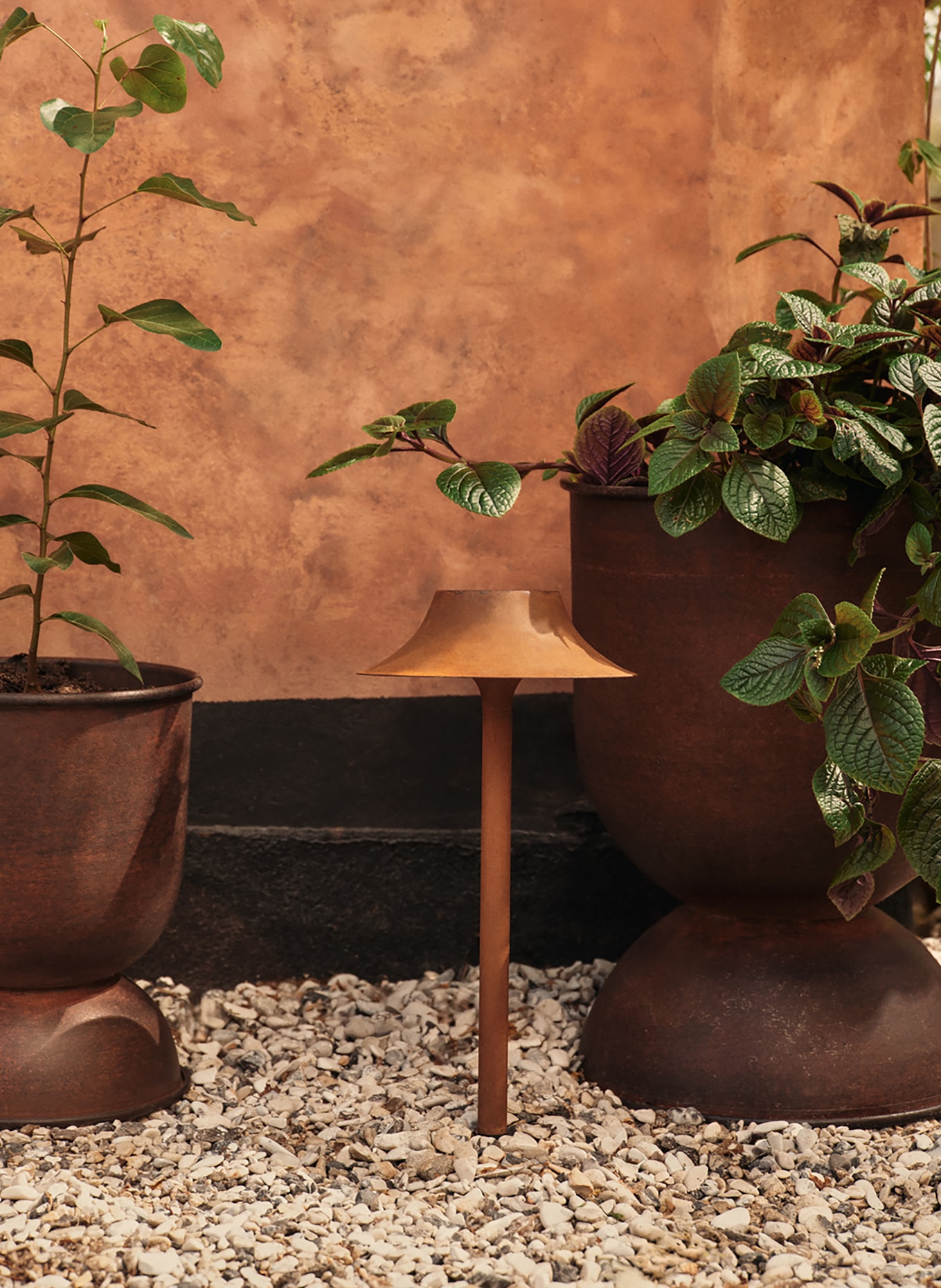 Ferm LIVING Blumentopf HOURGLASS EXTRA SMALL: DUNKELBRAUN