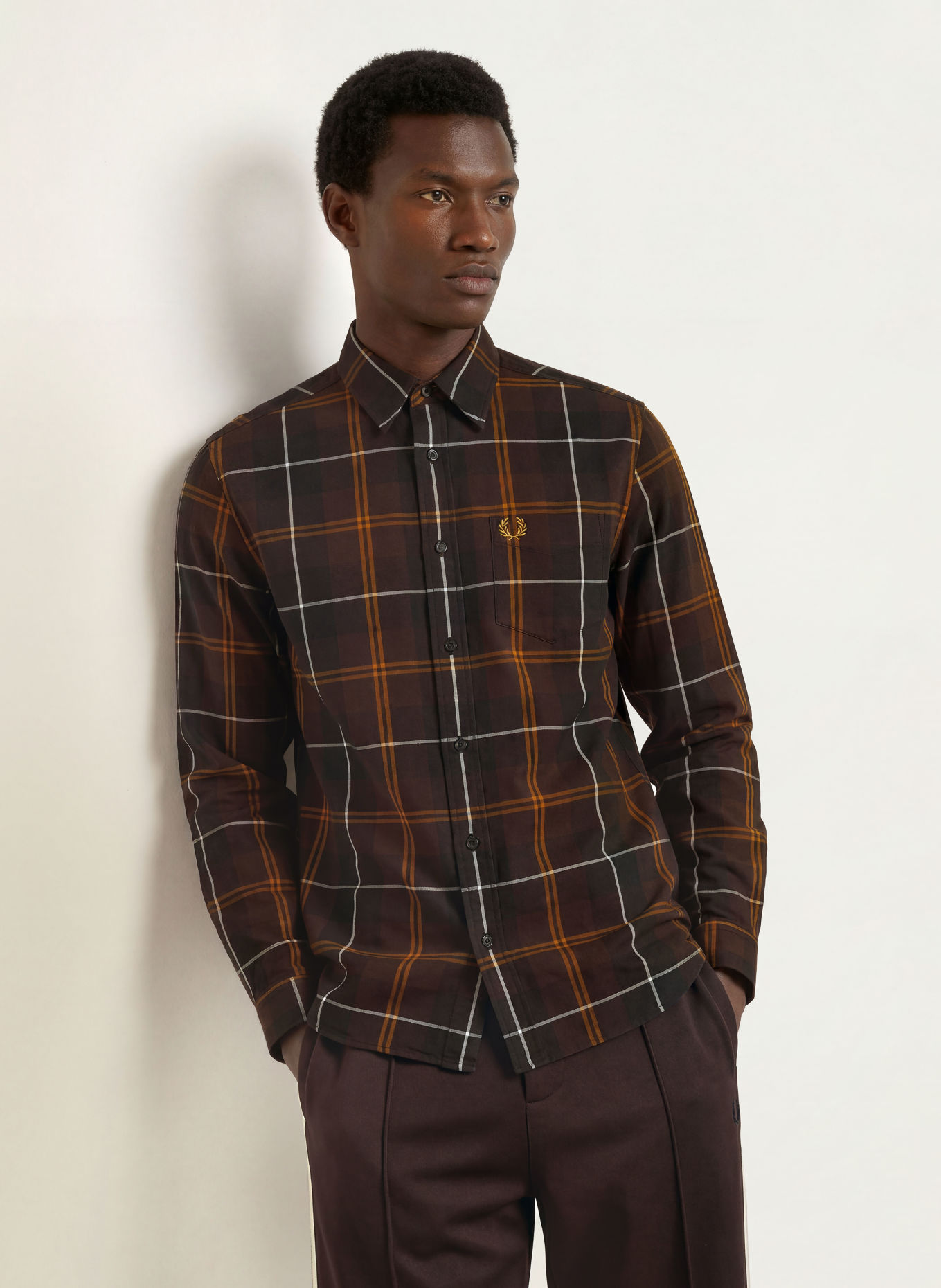 FRED PERRY Hemd Comfort Fit: DUNKELBRAUN / WEISS / SCHWARZ