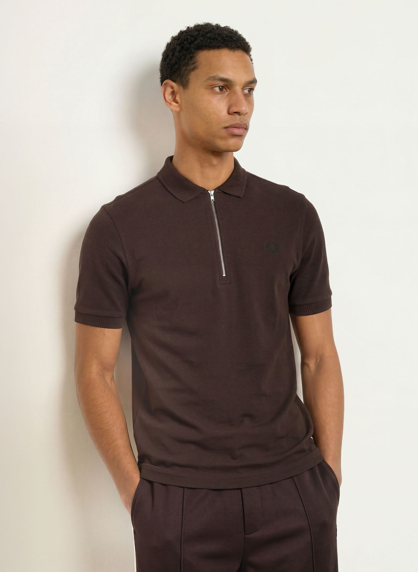 FRED PERRY Piqué polo shirt: DARK BROWN