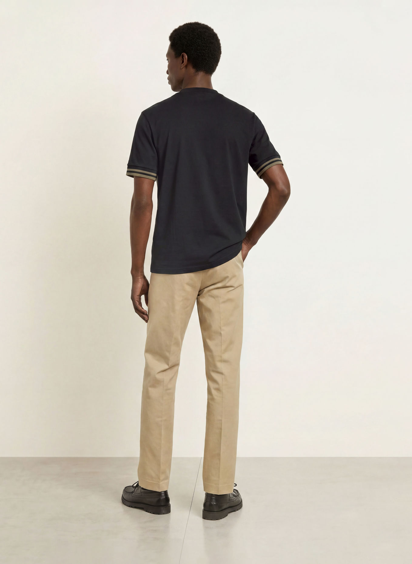 FRED PERRY T-shirt: ZWART / OLIJF