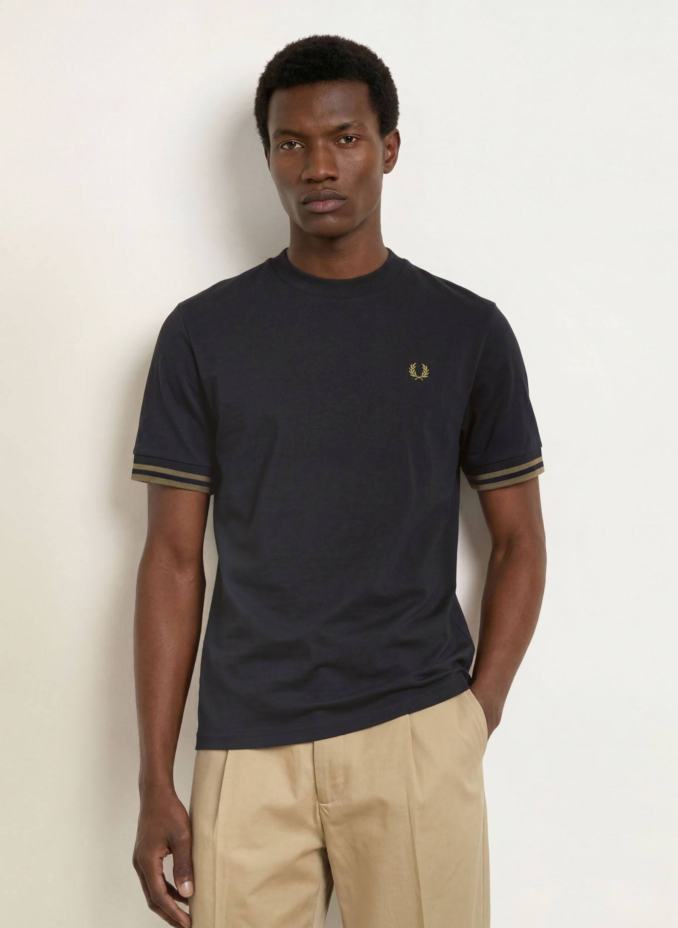 FRED PERRY T-shirt: ZWART / OLIJF