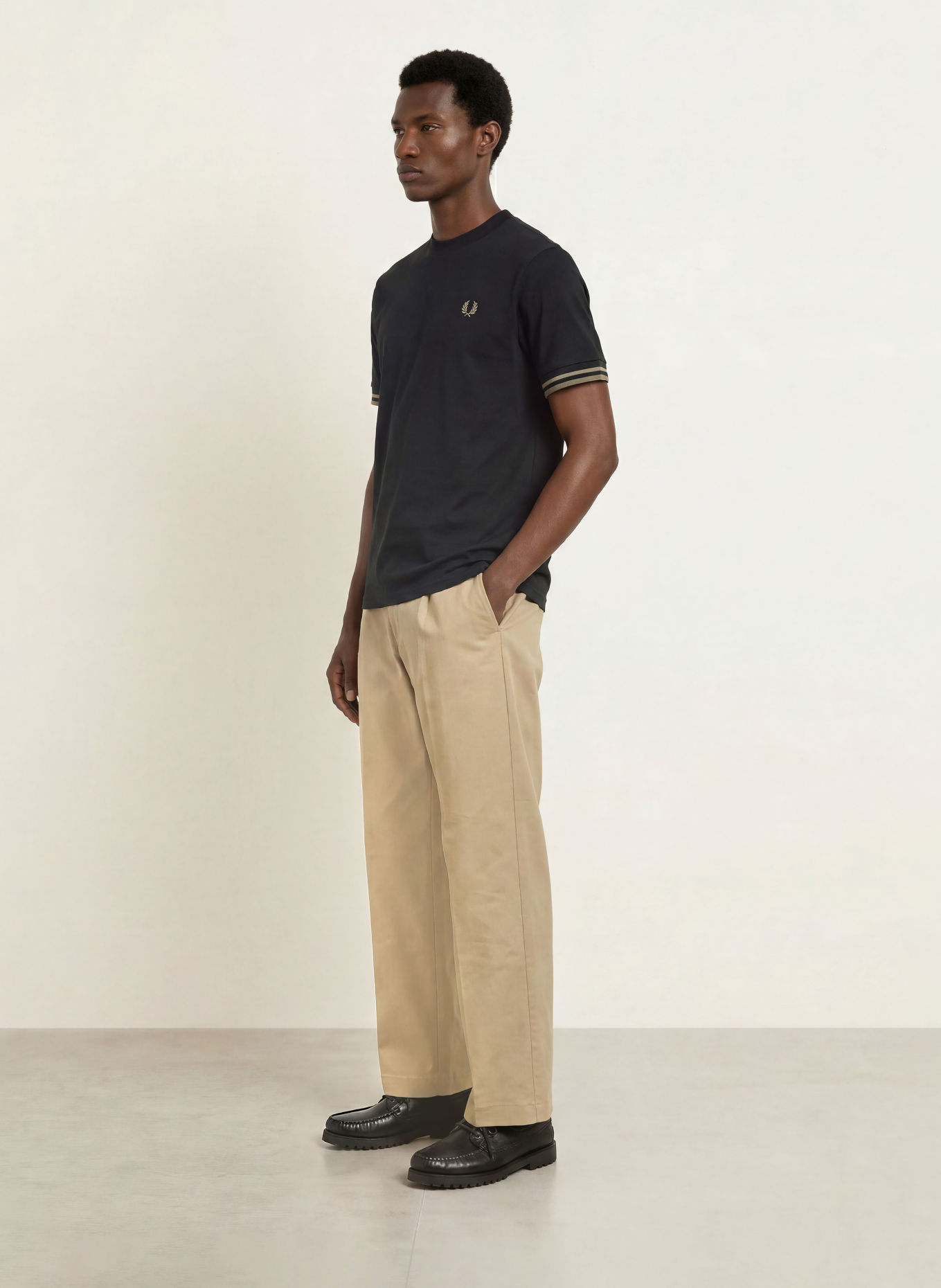 FRED PERRY T-shirt: ZWART / OLIJF