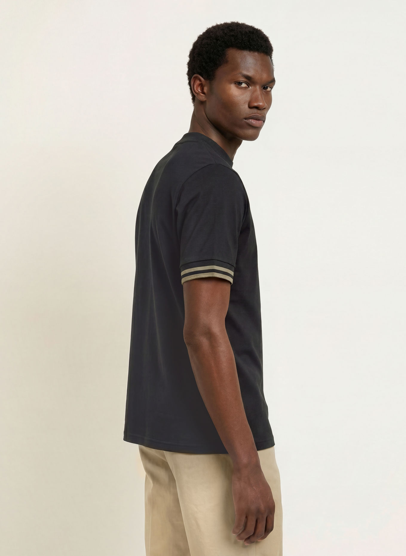 FRED PERRY T-shirt: ZWART / OLIJF