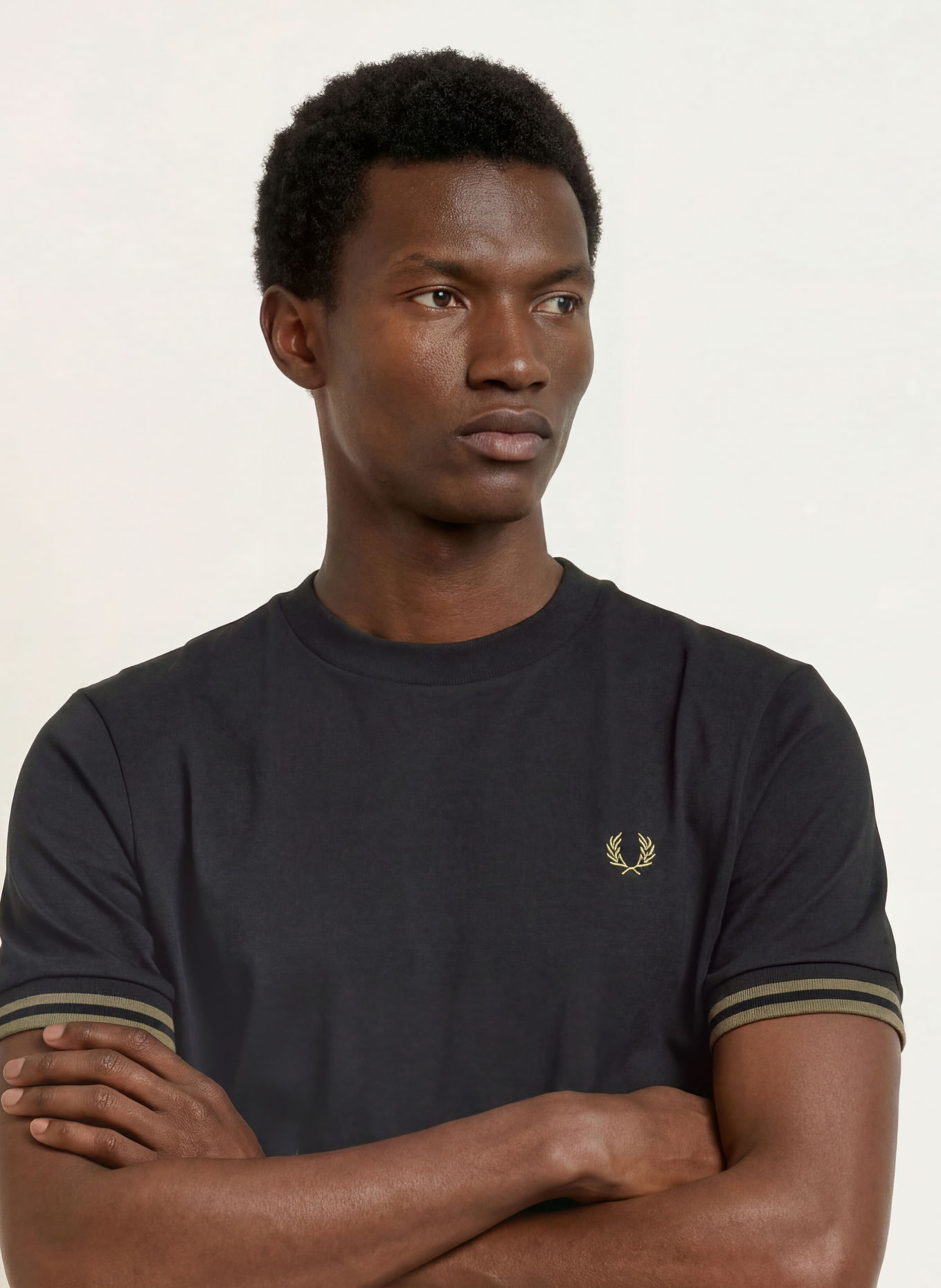 FRED PERRY T-shirt: ZWART / OLIJF