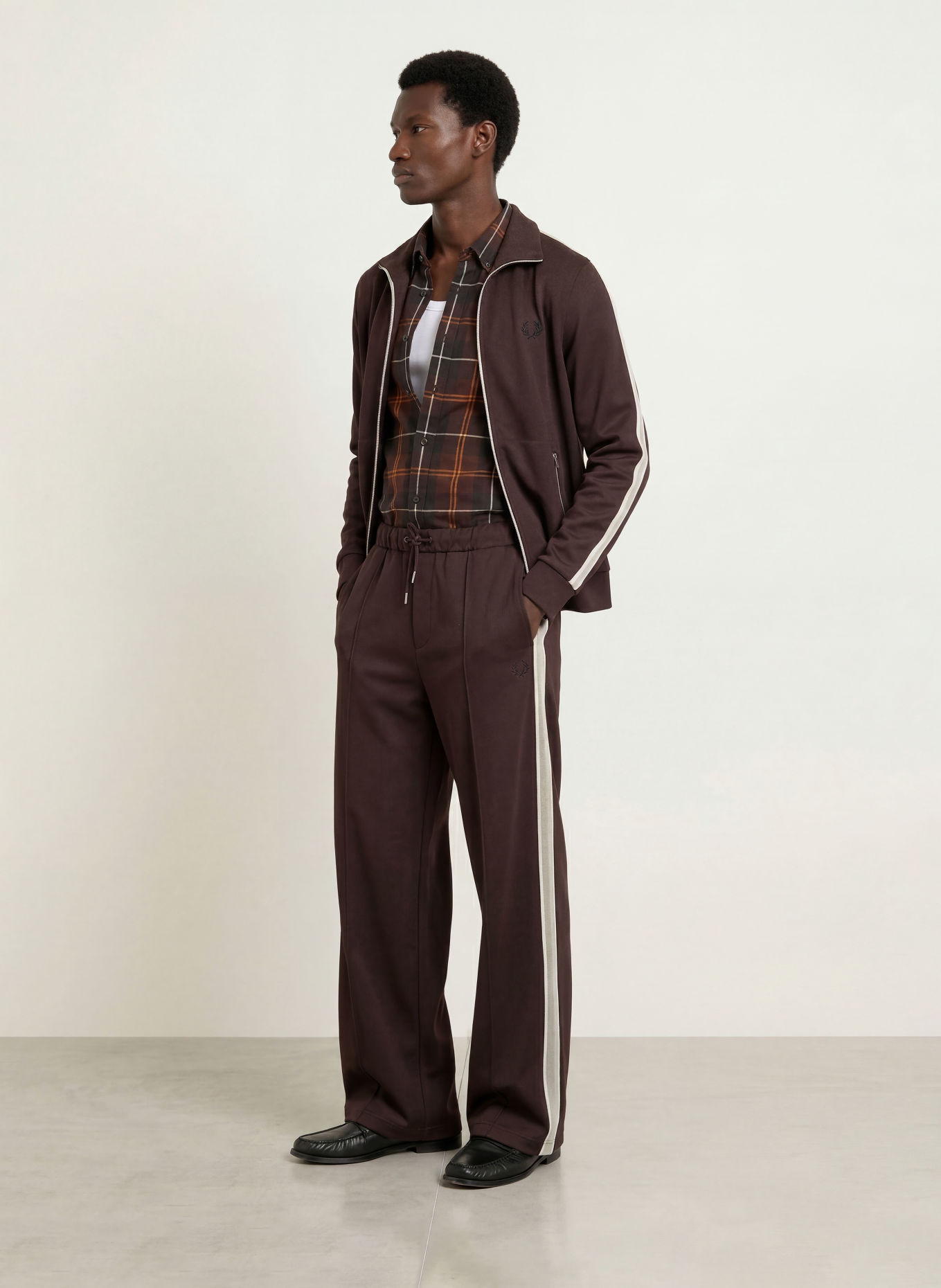 FRED PERRY Track Pants mit Galonstreifen: DUNKELBRAUN / CREME