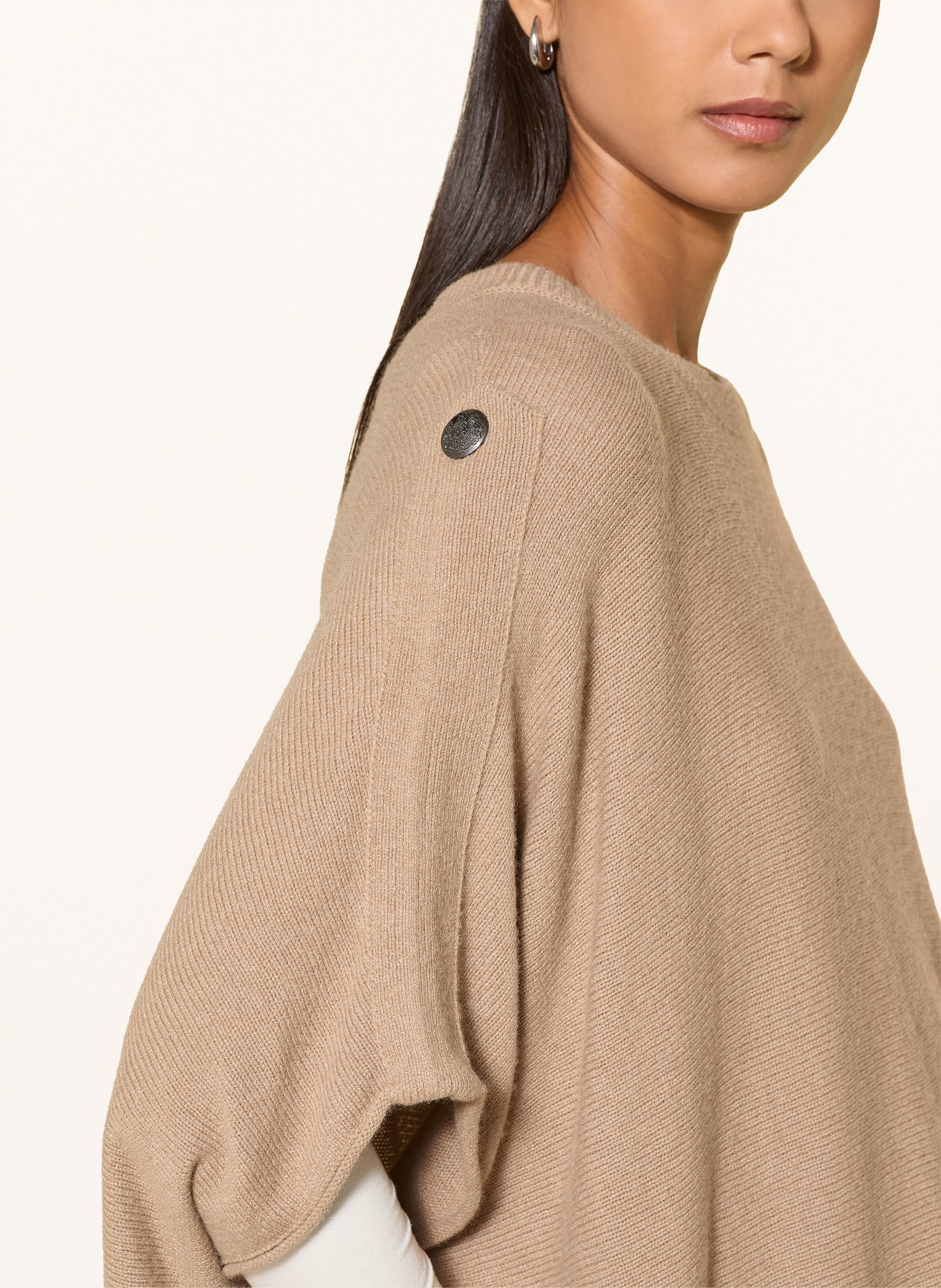monari Poncho: BEJ