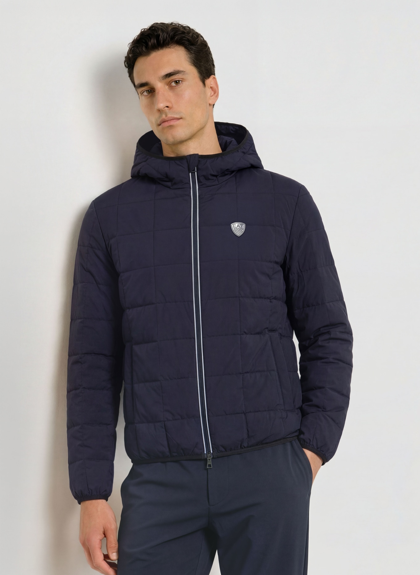 EA7 EMPORIO ARMANI Prošívaná bunda: TMAVĚ MODRÁ