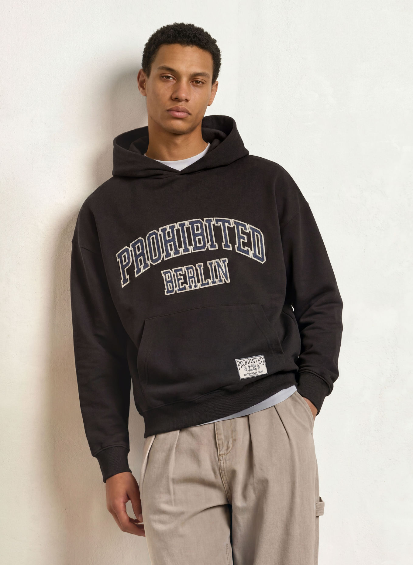 PROHIBITED Hoodie: SCHWARZ