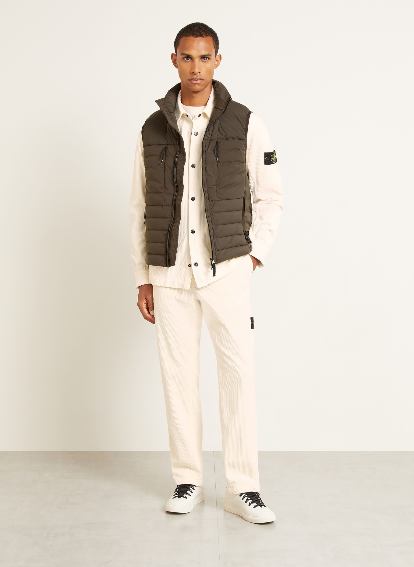 STONE ISLAND Péřová vesta: TMAVĚ ŠEDÁ