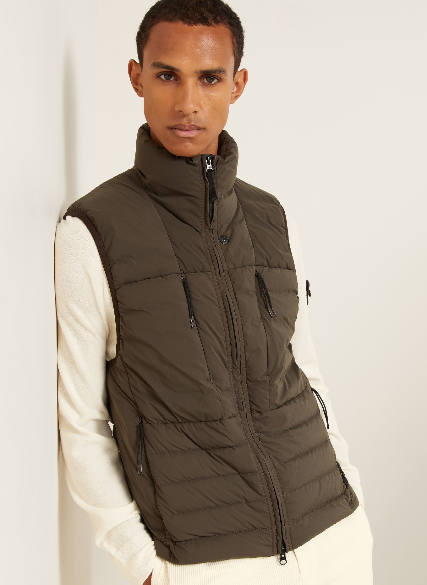 STONE ISLAND Péřová vesta: TMAVĚ ŠEDÁ