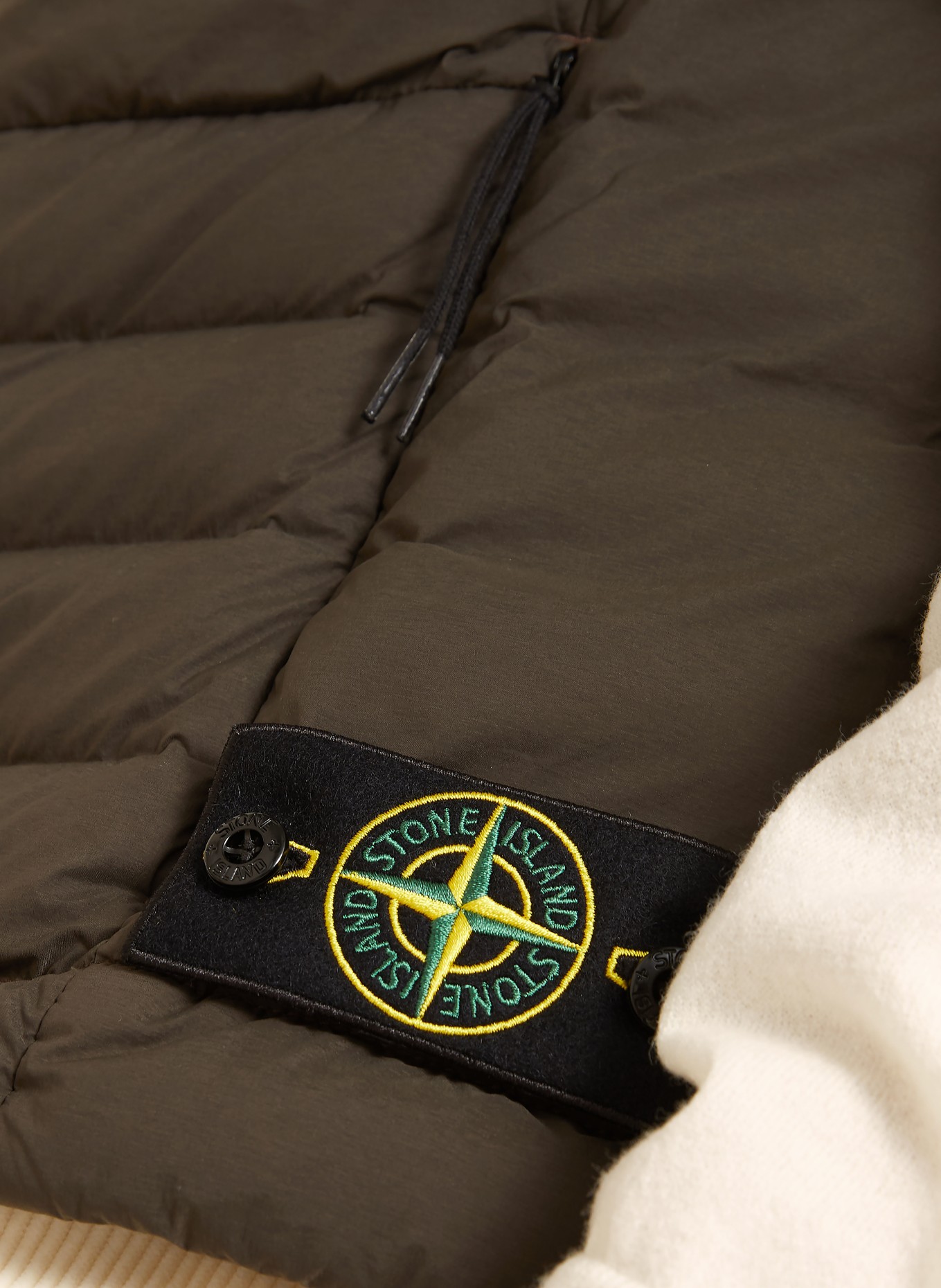 STONE ISLAND Péřová vesta: TMAVĚ ŠEDÁ