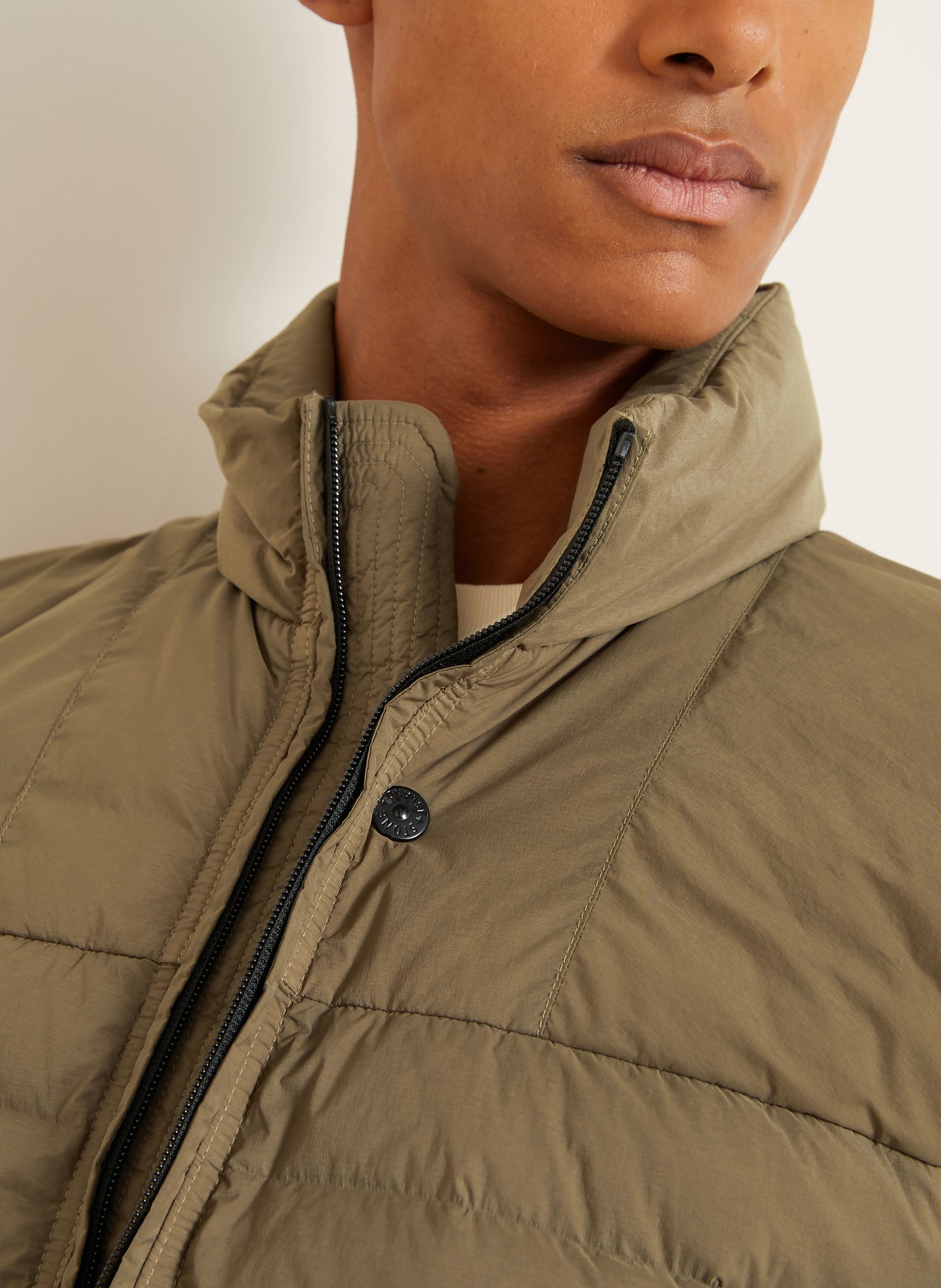STONE ISLAND Lehká péřová bunda: OLIVOVÁ