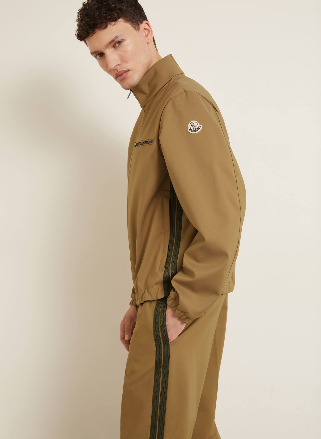 MONCLER Bomberka typu FOURIOUN: CAMELOWY
