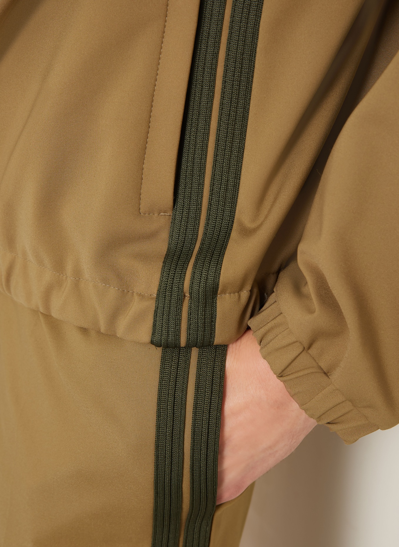 MONCLER Bomberka typu FOURIOUN: CAMELOWY