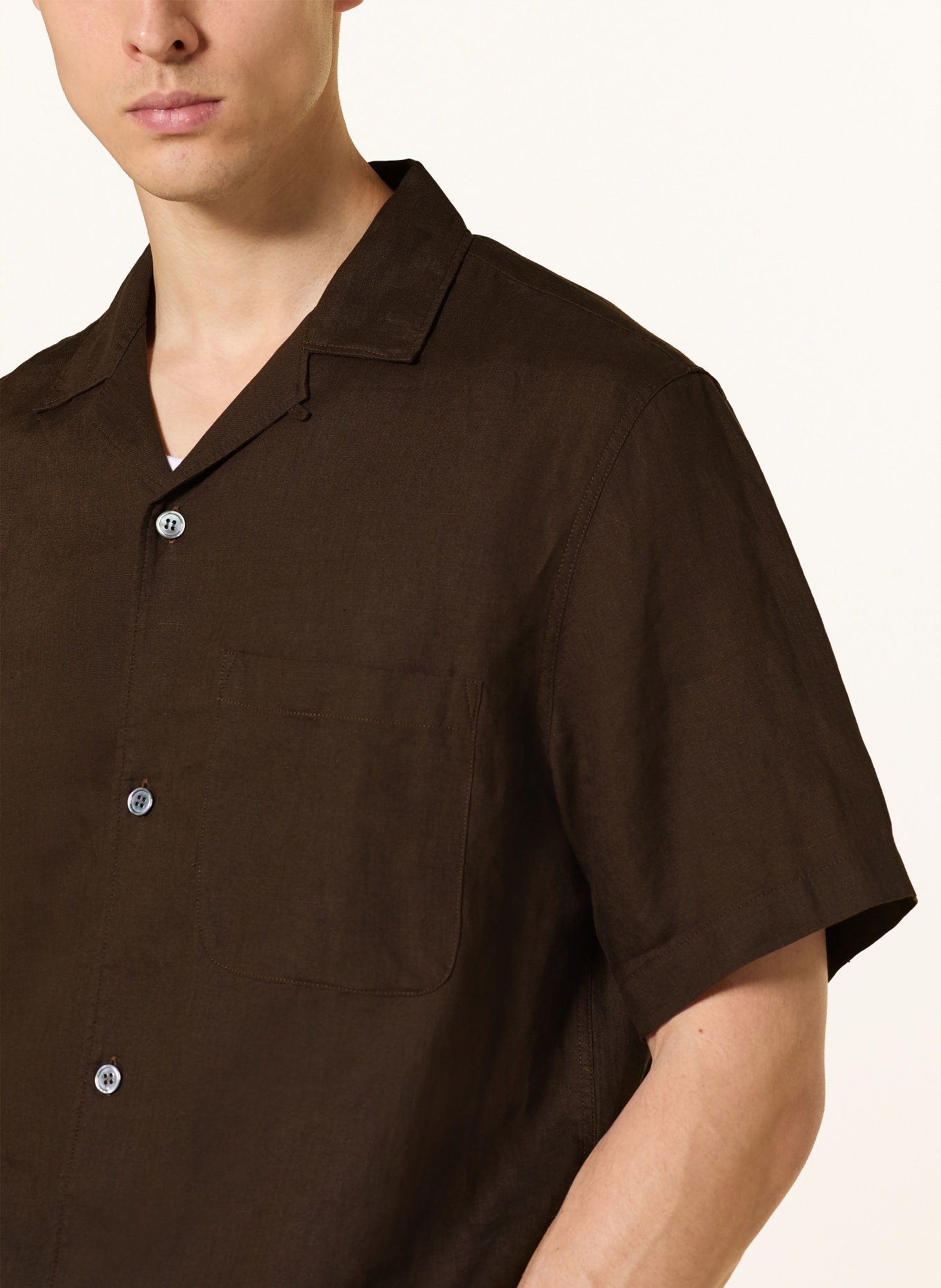 ARKET Chemise de vacances BECKHAMN coupe décontractée en lin: MARRON FONCÉ