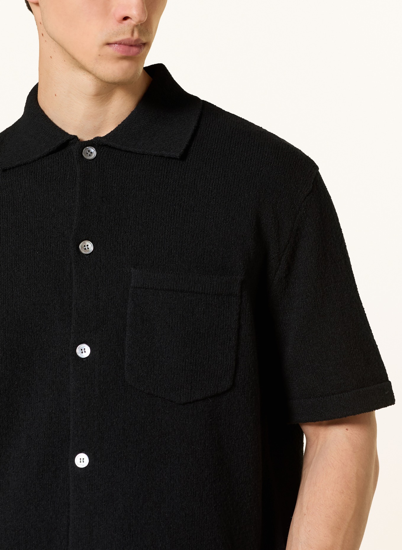 ARKET Pletená košile SMOG Comfort Fit: ČERNÁ