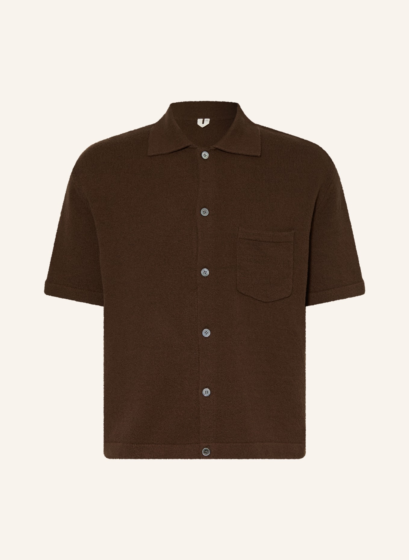 ARKET Pletená košile SMOG Comfort Fit: TMAVĚ HNĚDÁ