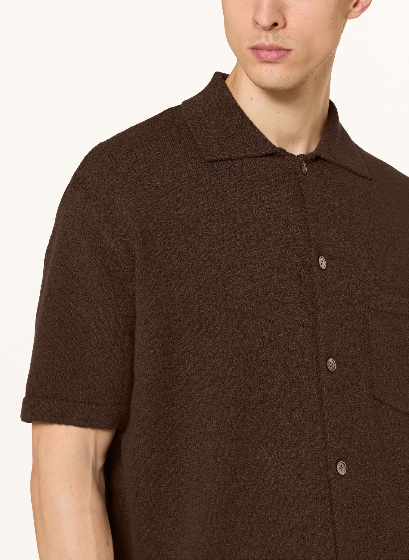 ARKET Pletená košile SMOG Comfort Fit: TMAVĚ HNĚDÁ