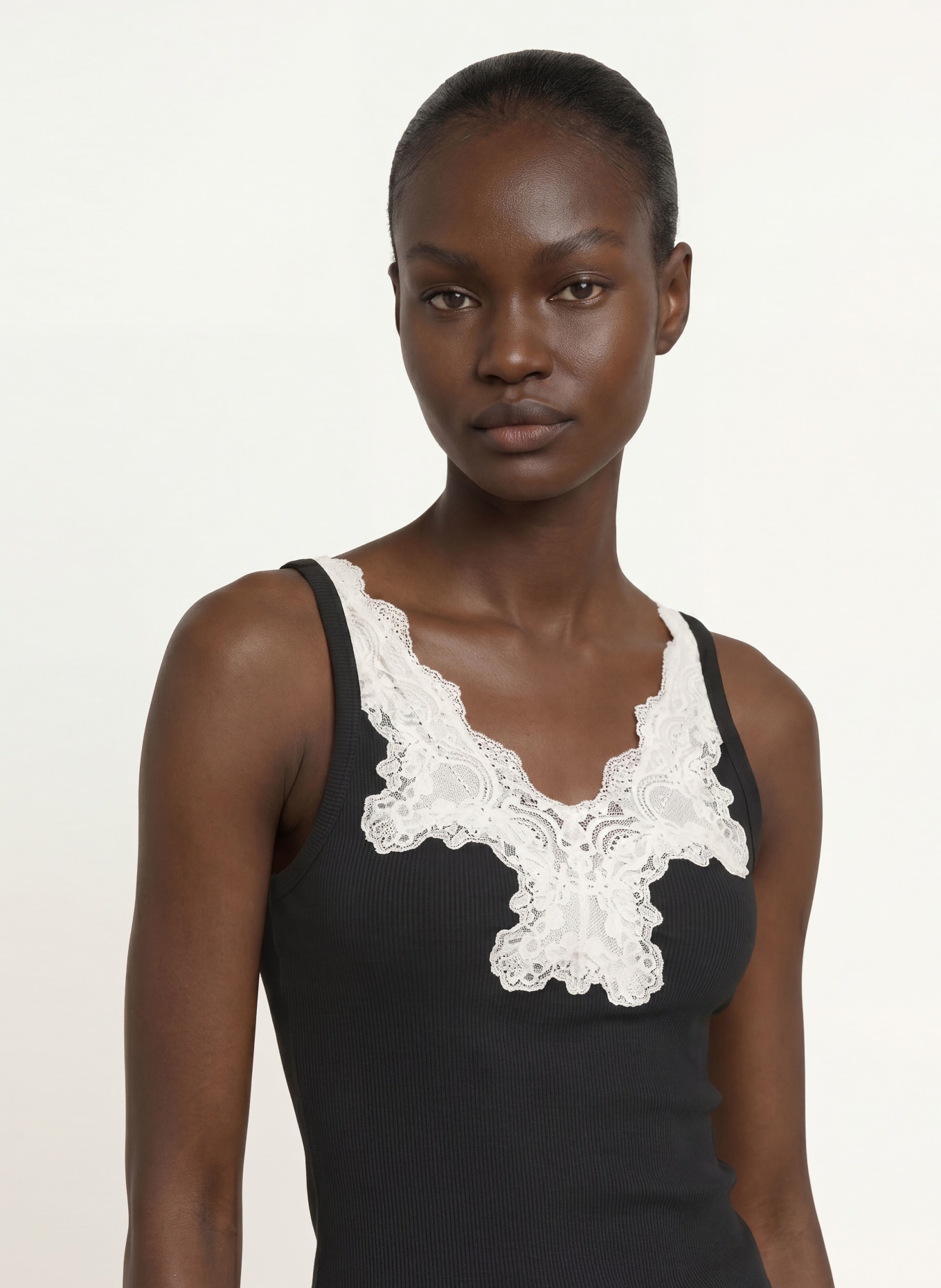 SANDRO Top mit Spitze: SCHWARZ / WEISS