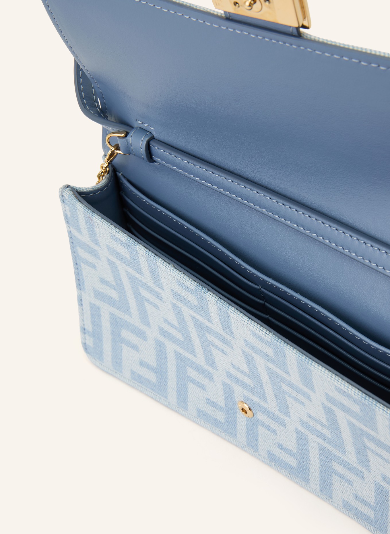 FENDI Peněženka na řetízku BAGUETTE: TMAVĚ MODRÁ / ZLATÁ / ČERNOŠEDÁ