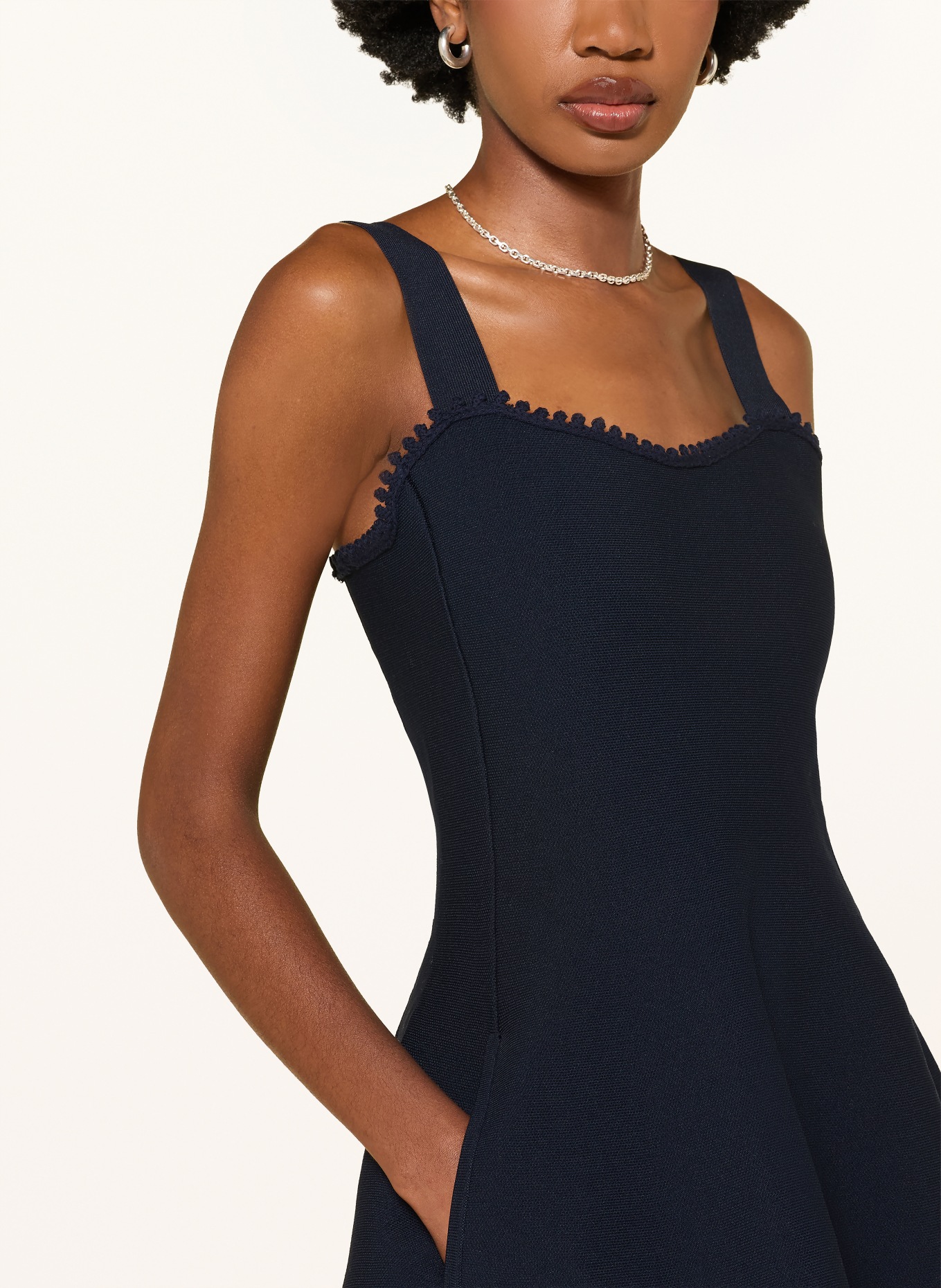maje Strickkleid: DUNKELBLAU / WEISS