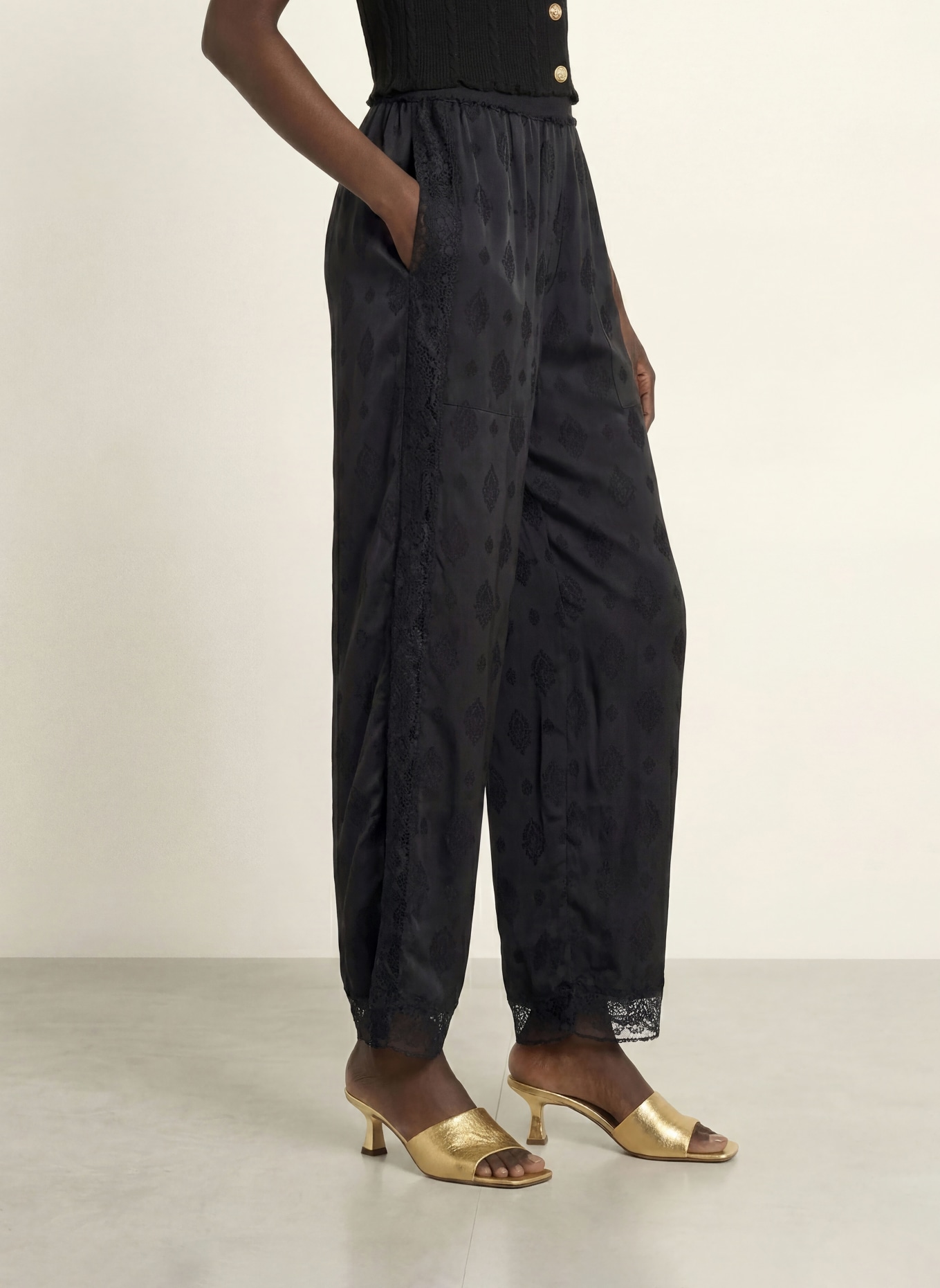 SANDRO Hose mit Spitze: SCHWARZ